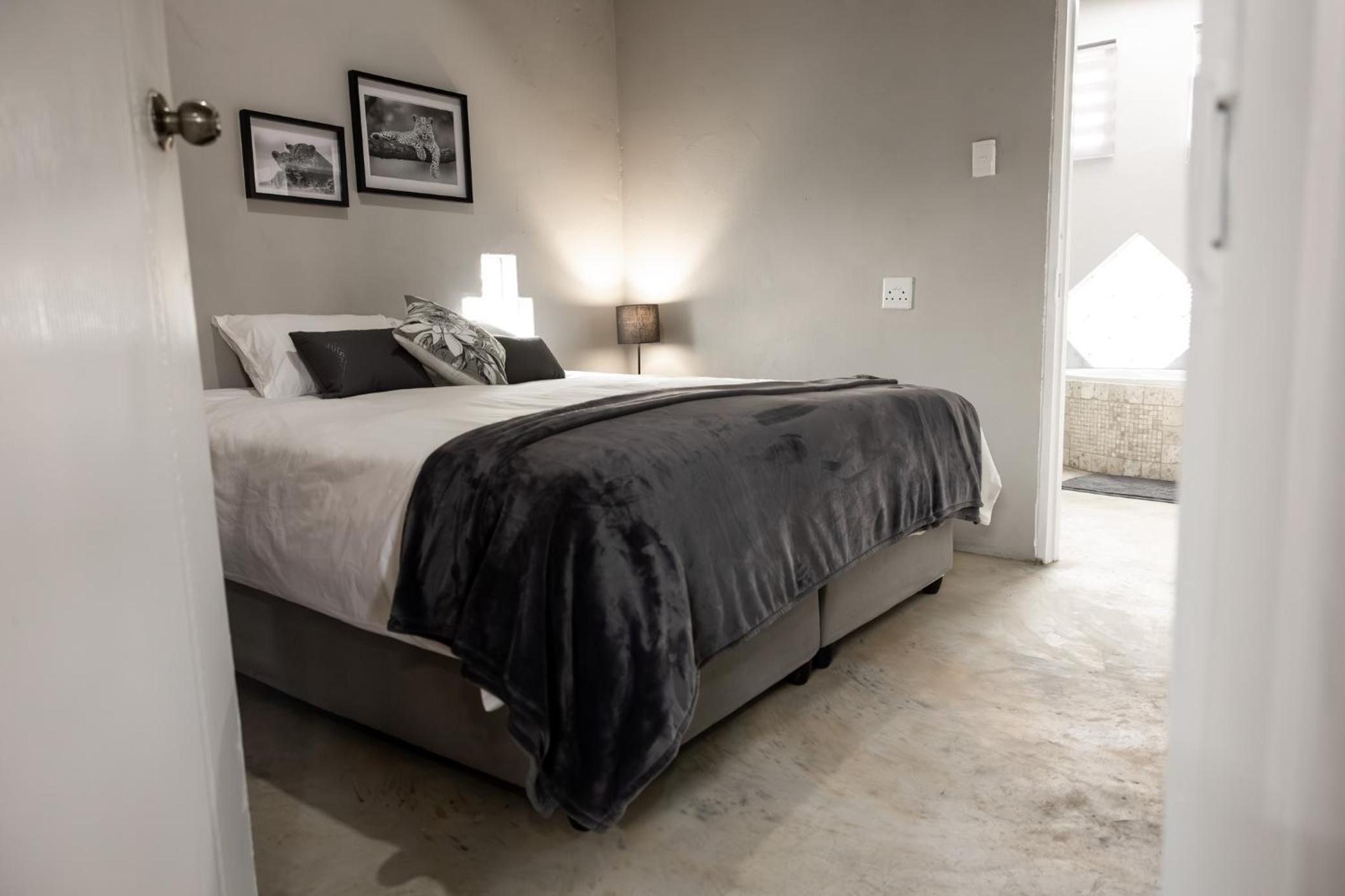 Two-Bedroom Superior Apartment photo 2