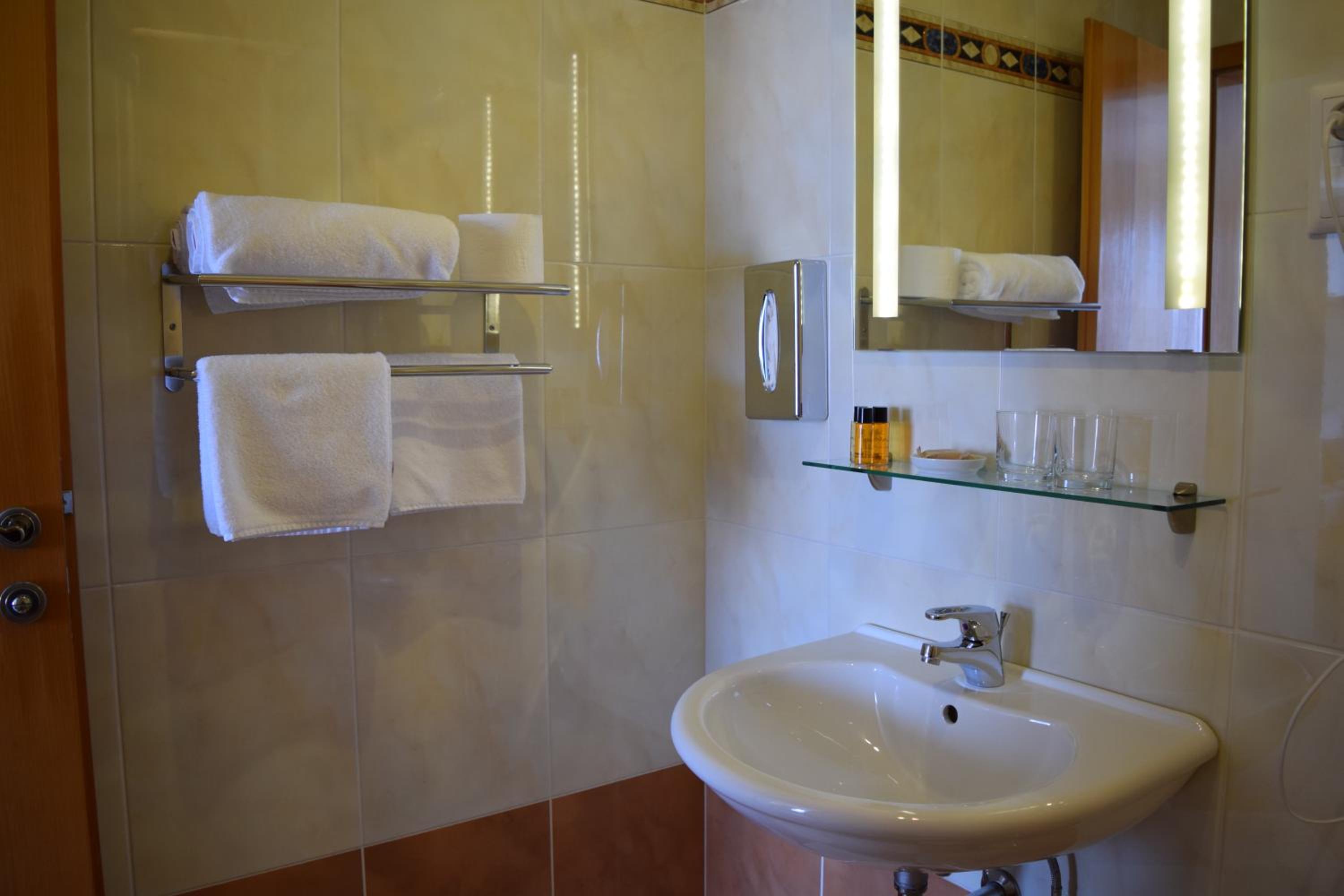 Comfort Double Room with Balcony - Photo 15