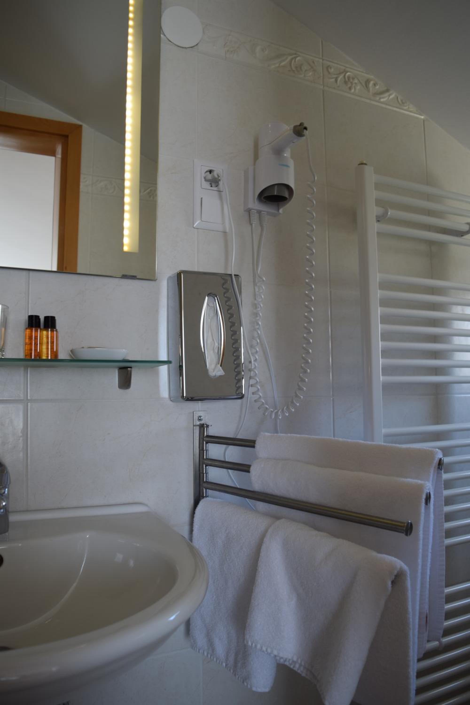 Comfort Double Room with Balcony - Photo 12