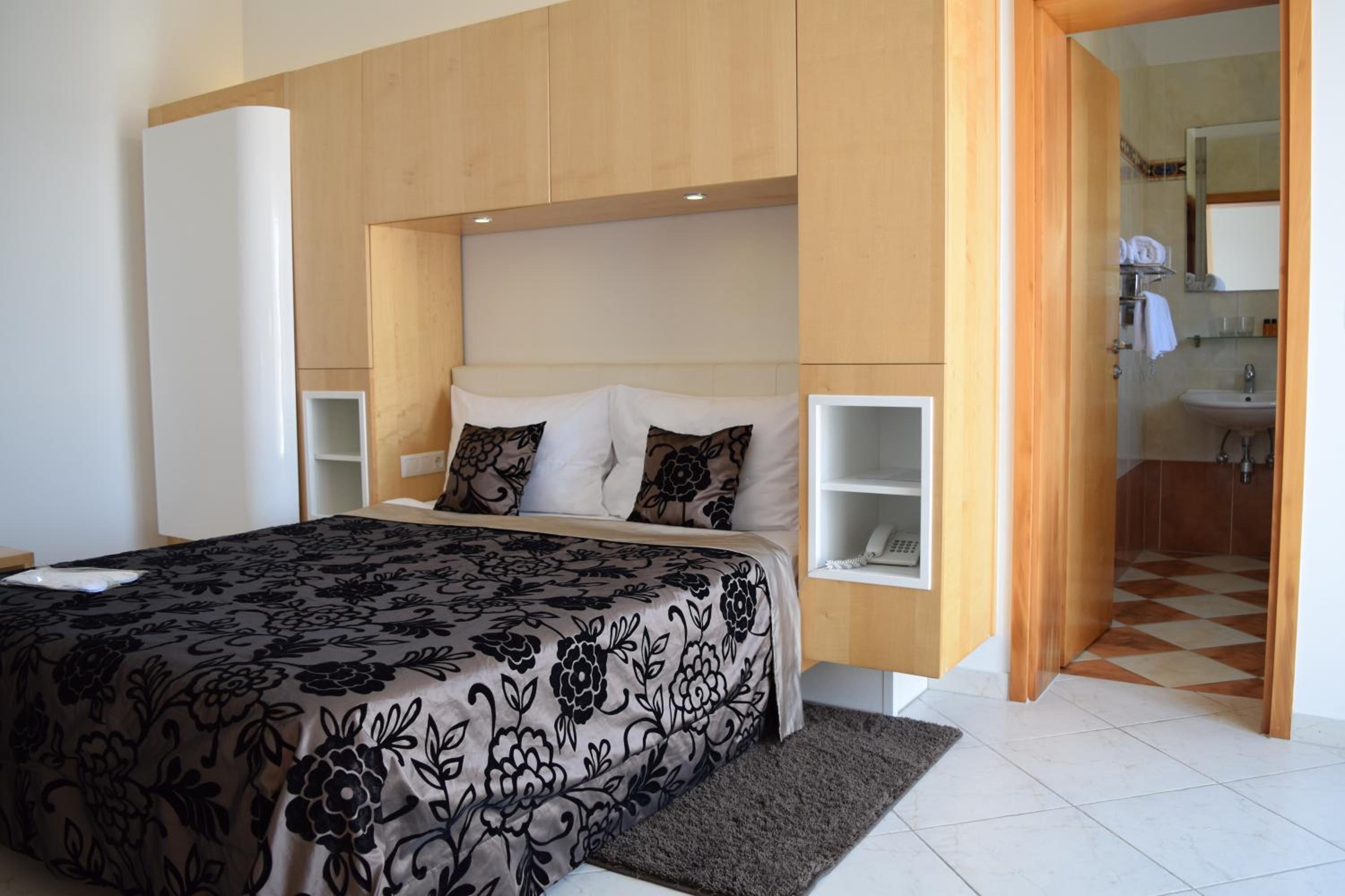 Comfort Double Room with Balcony - Photo 18