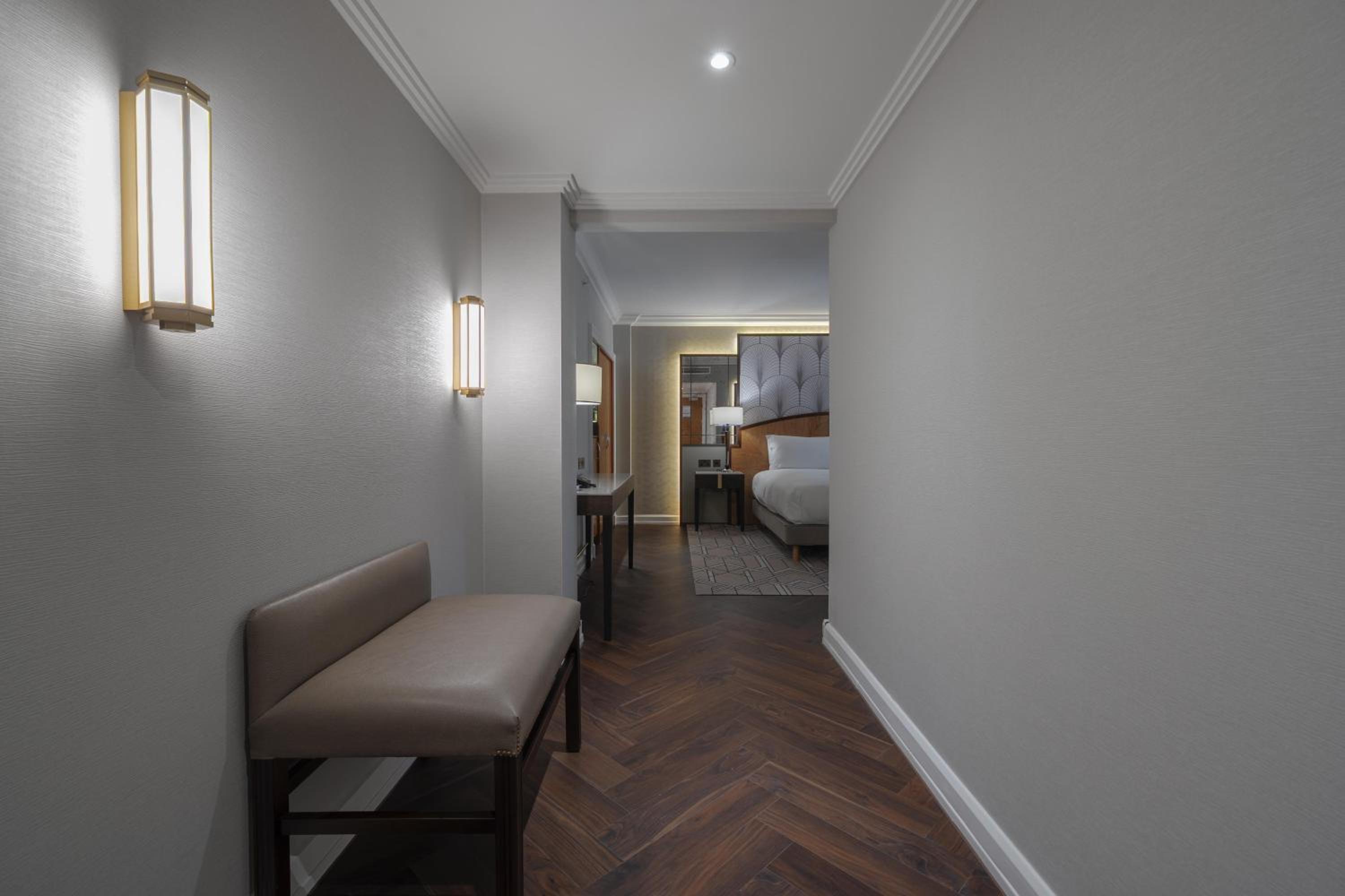 Signature Junior Suite with Lounge Access thumbnail 5