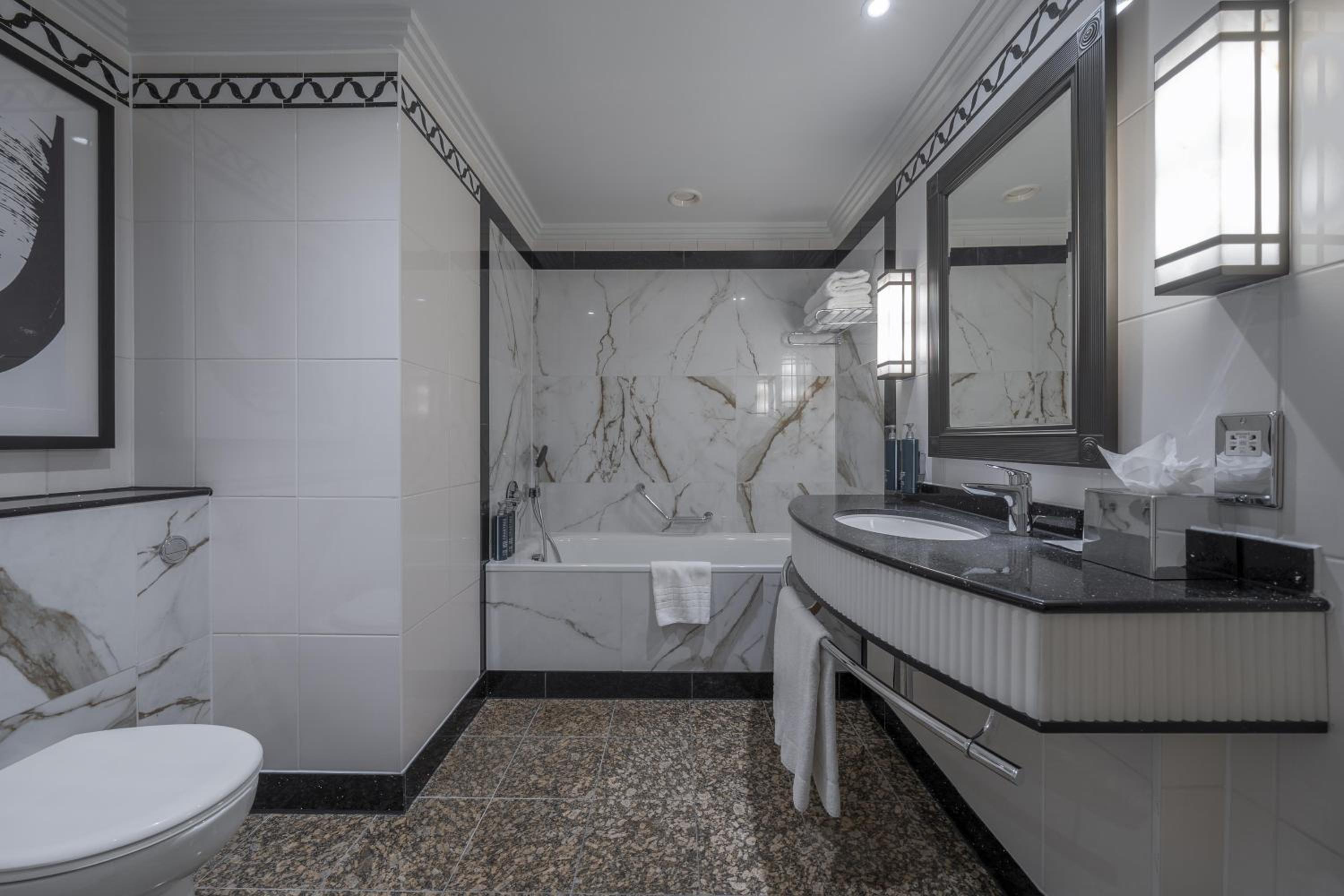 Signature Junior Suite with Lounge Access