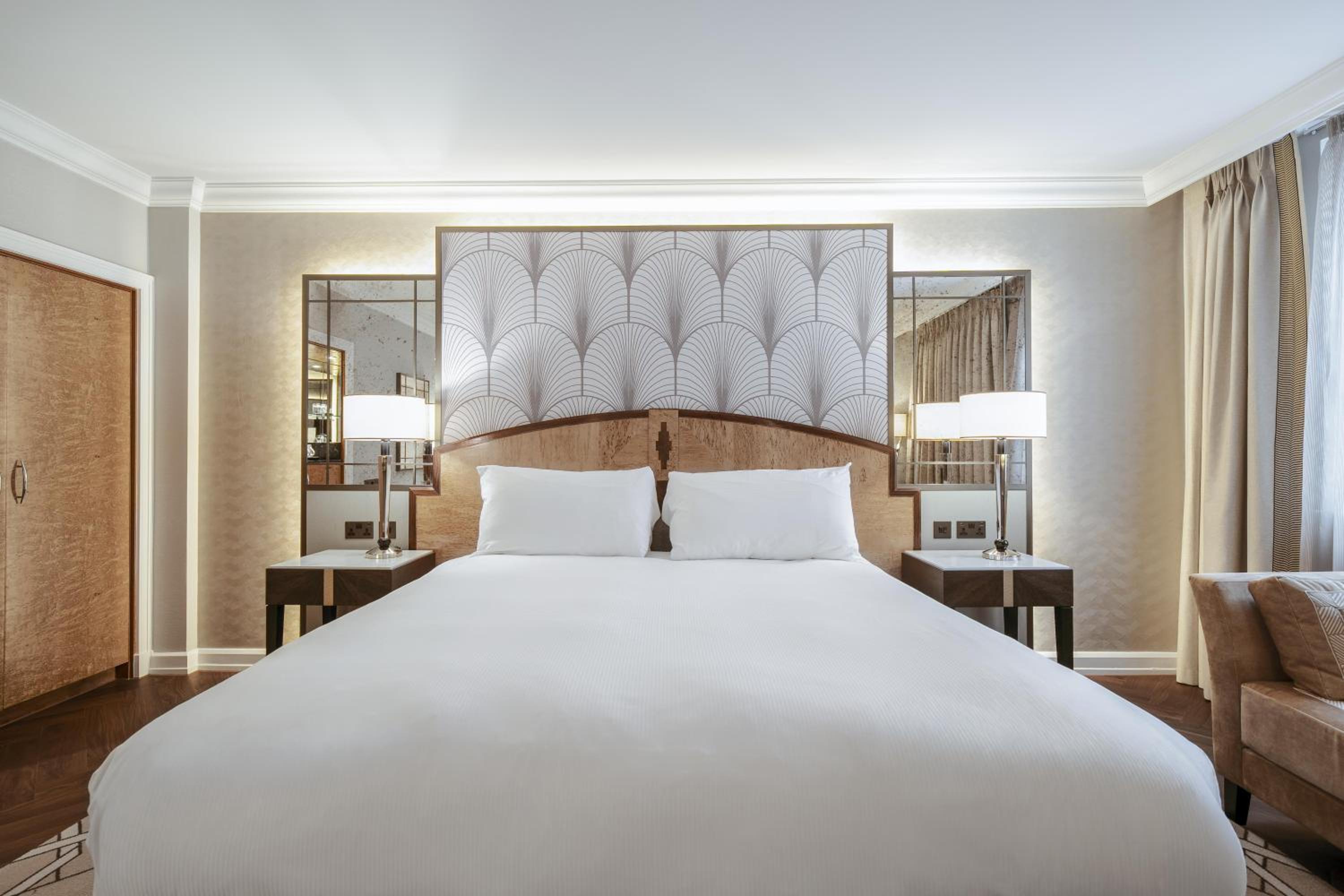 Signature Junior Suite with Lounge Access thumbnail 6