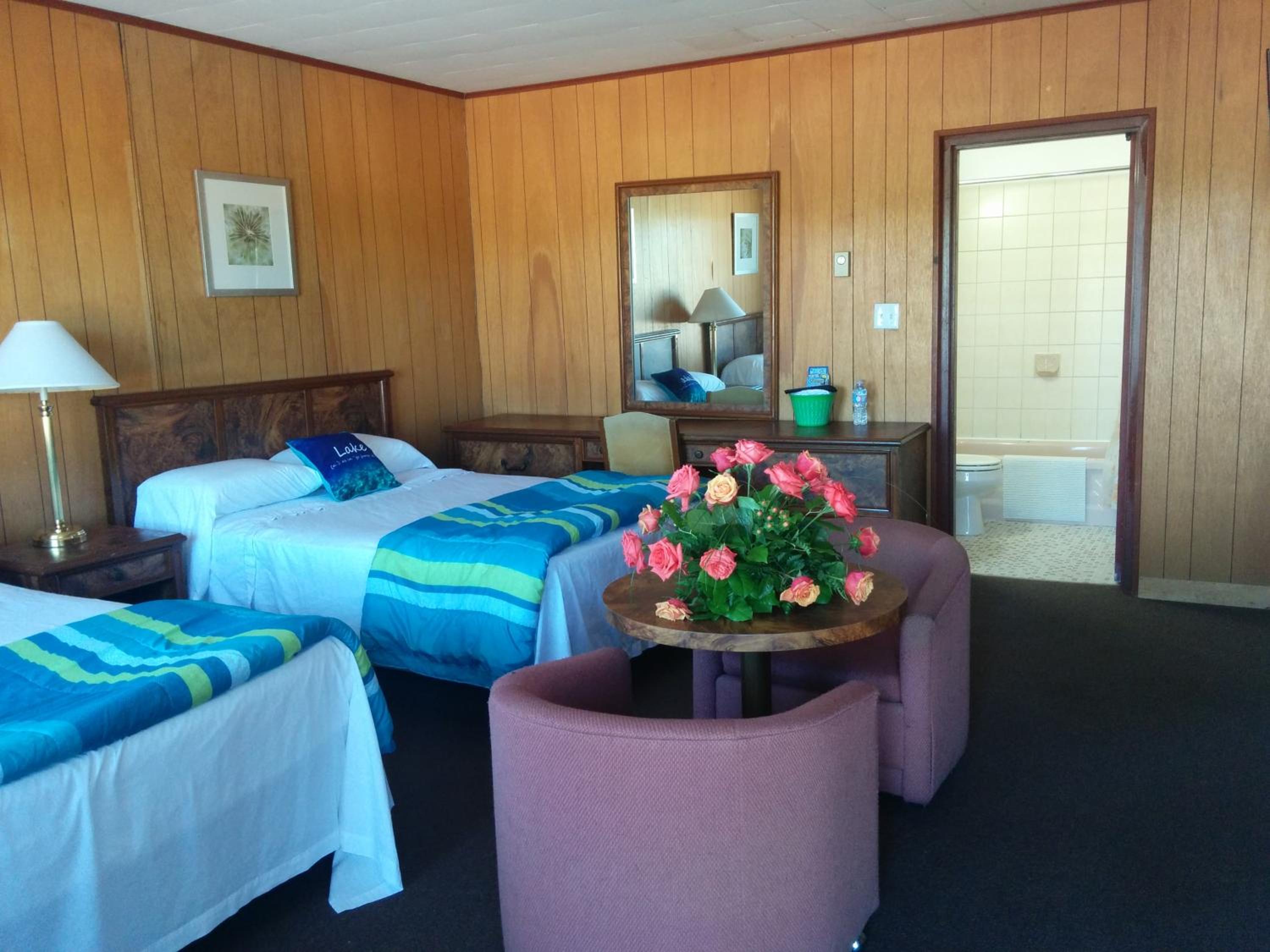 Quadruple Room with Bathroom - Photo 9