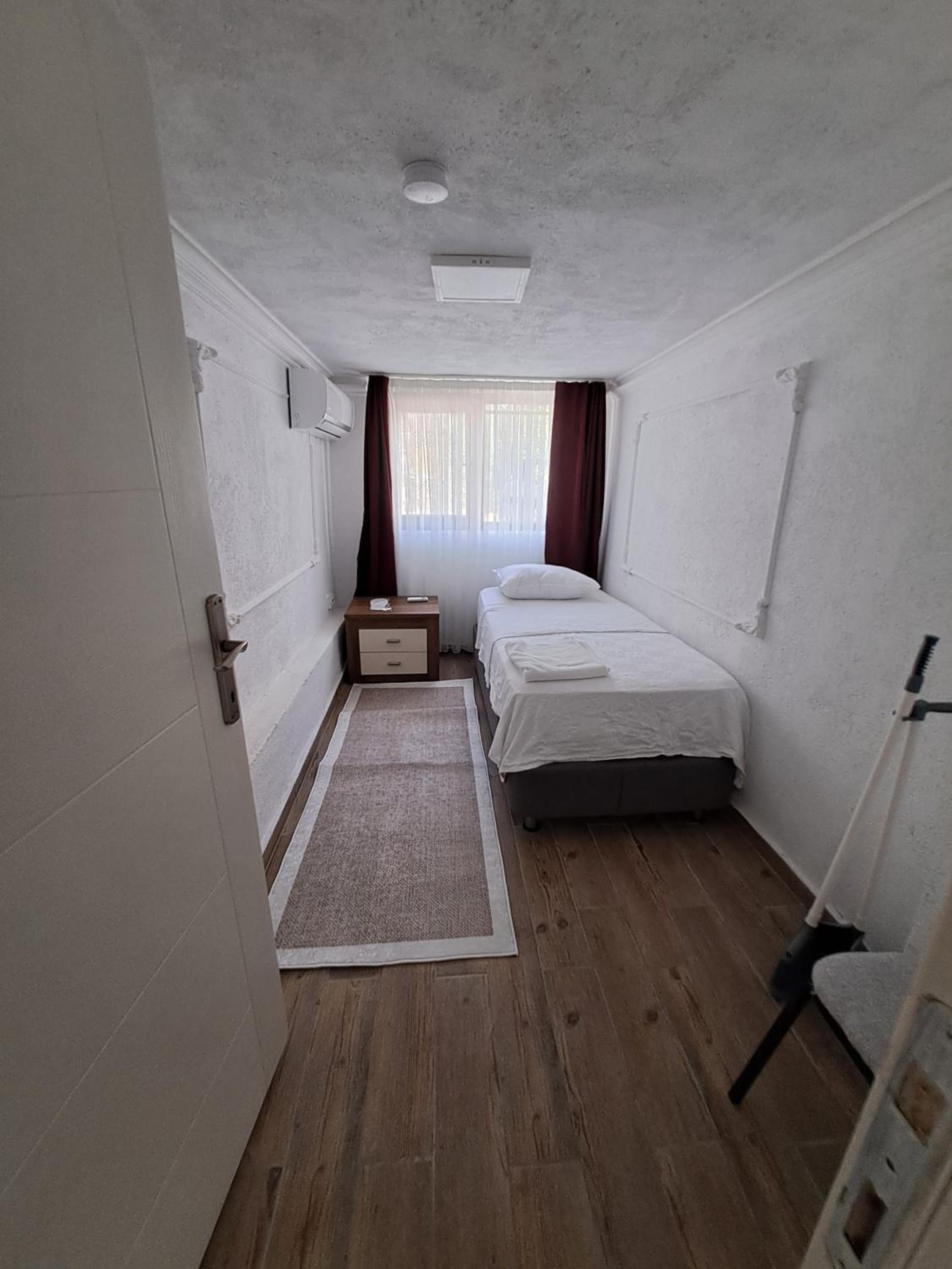 Economy Quadruple Room with Shared Bathroom photo 2