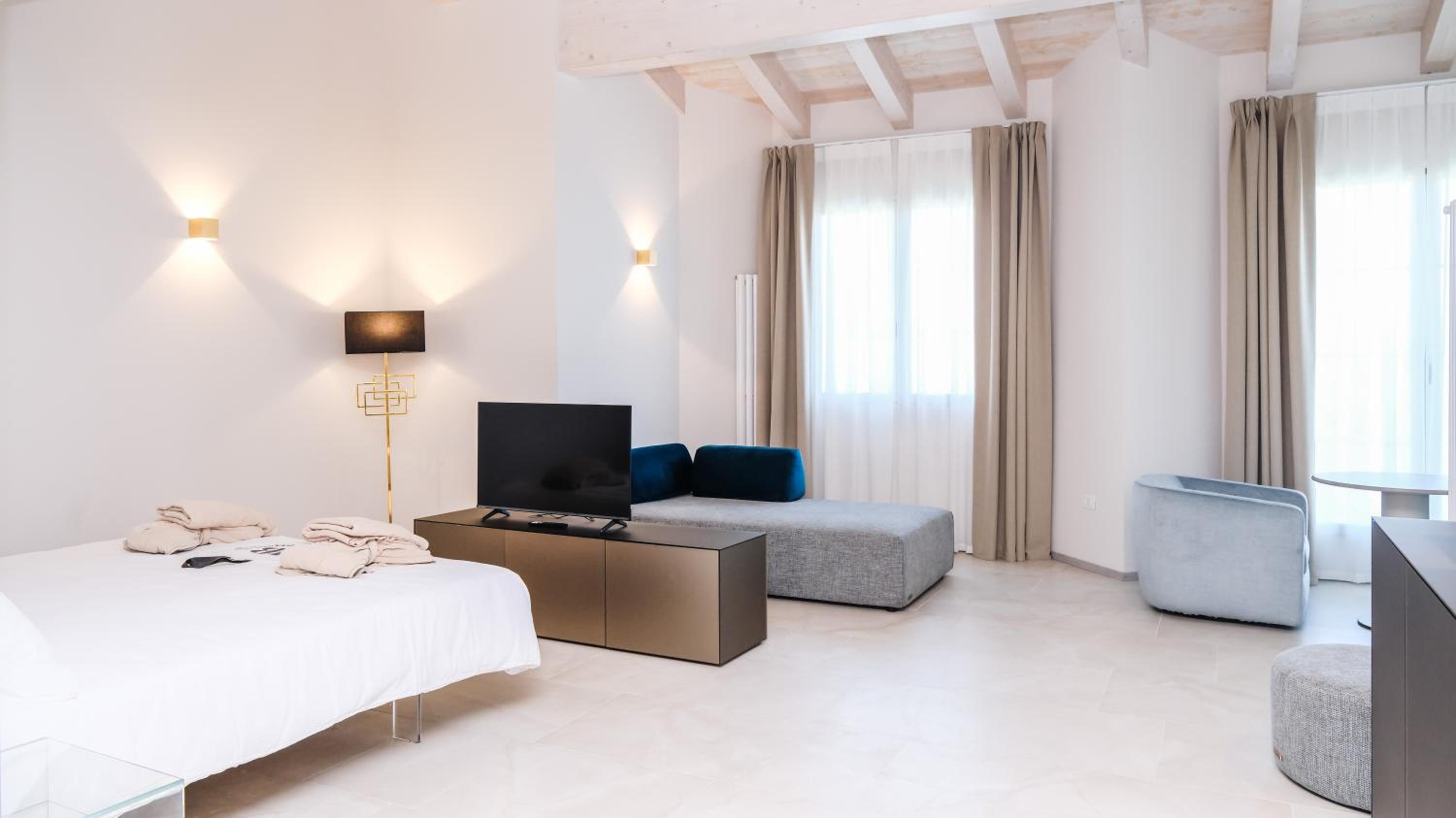 Luxury Suite - Photo 3