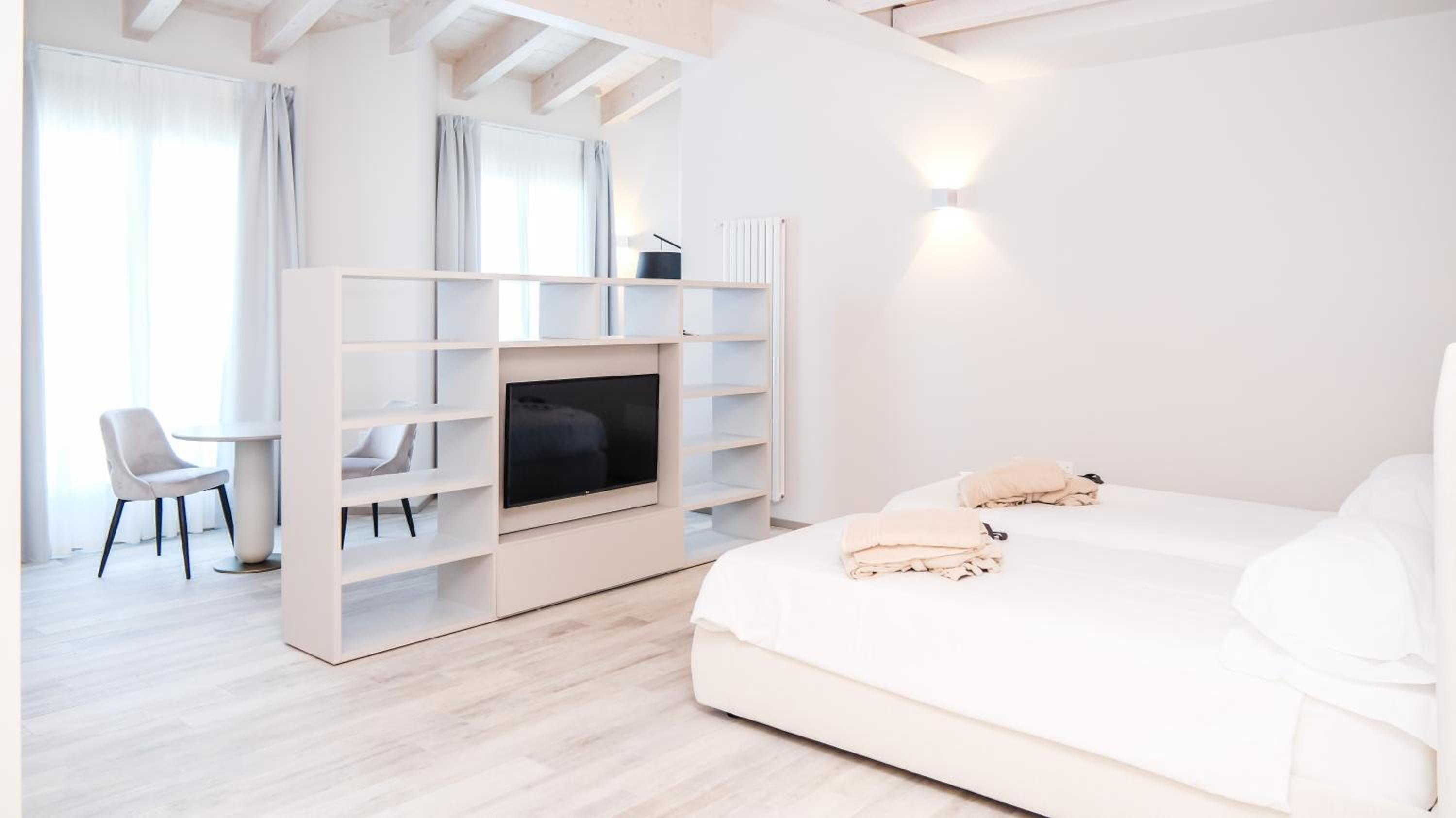 Luxury Suite - Photo 2
