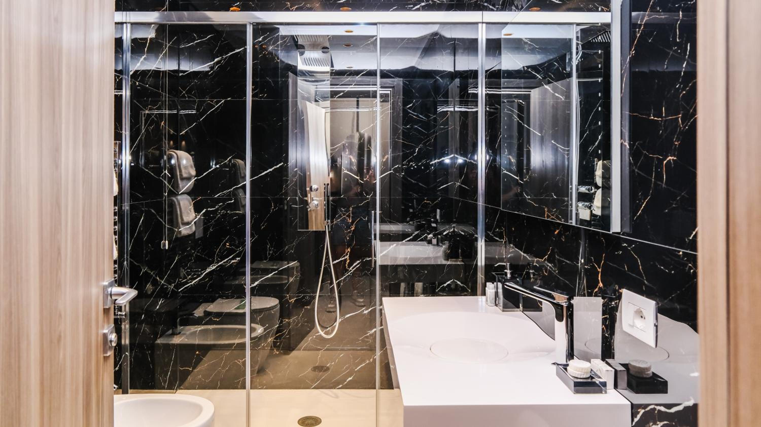 Luxury Suite - Photo 4