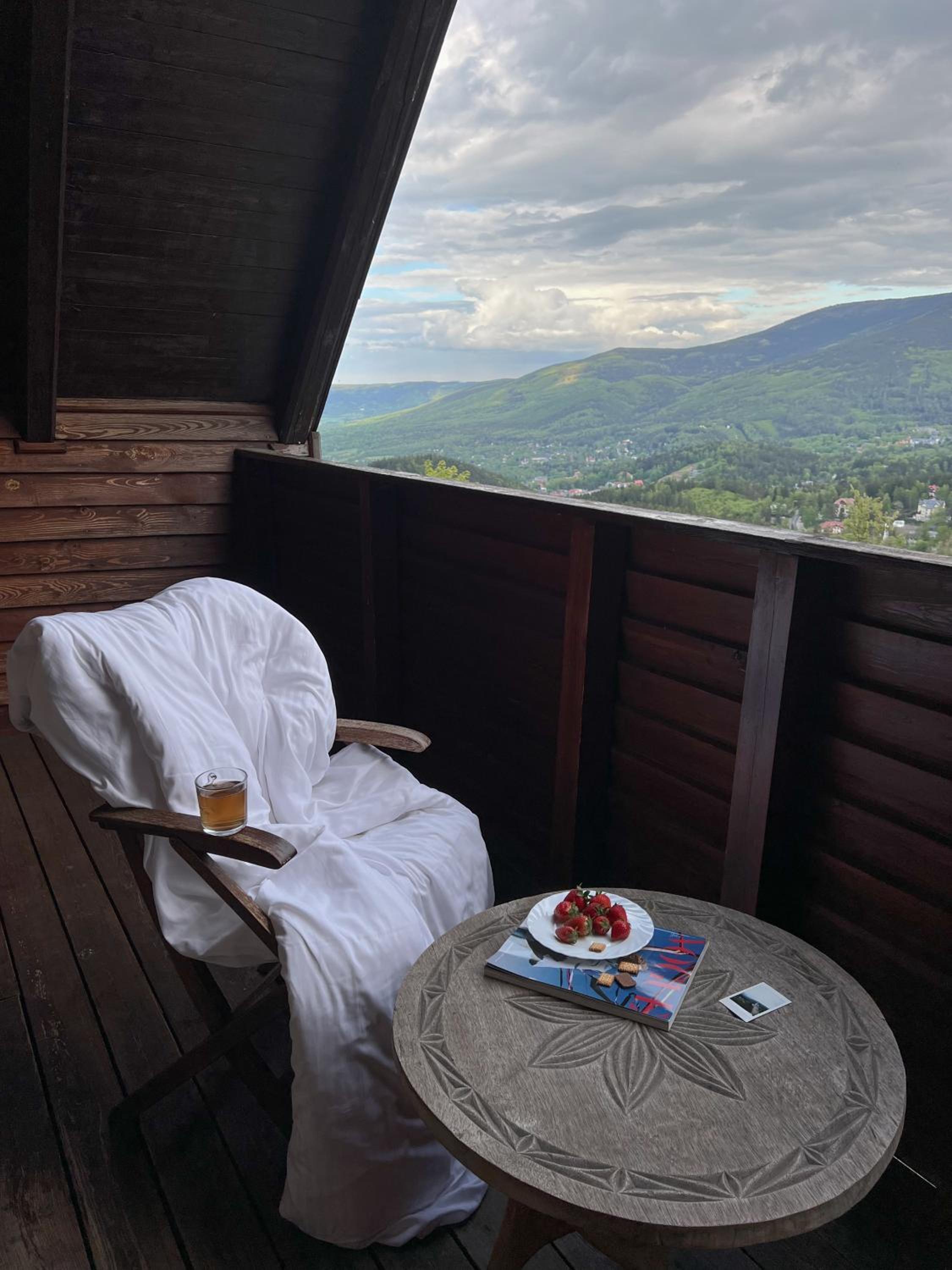 Apartment with Mountain View - Photo 1