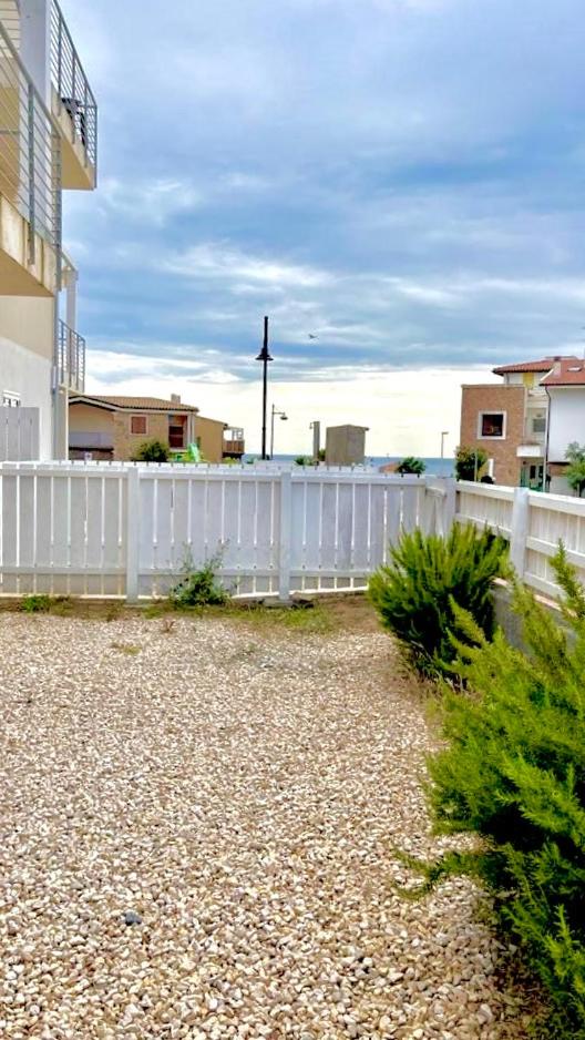 Deluxe Two-Bedroom Apartment with Garden View photo 2