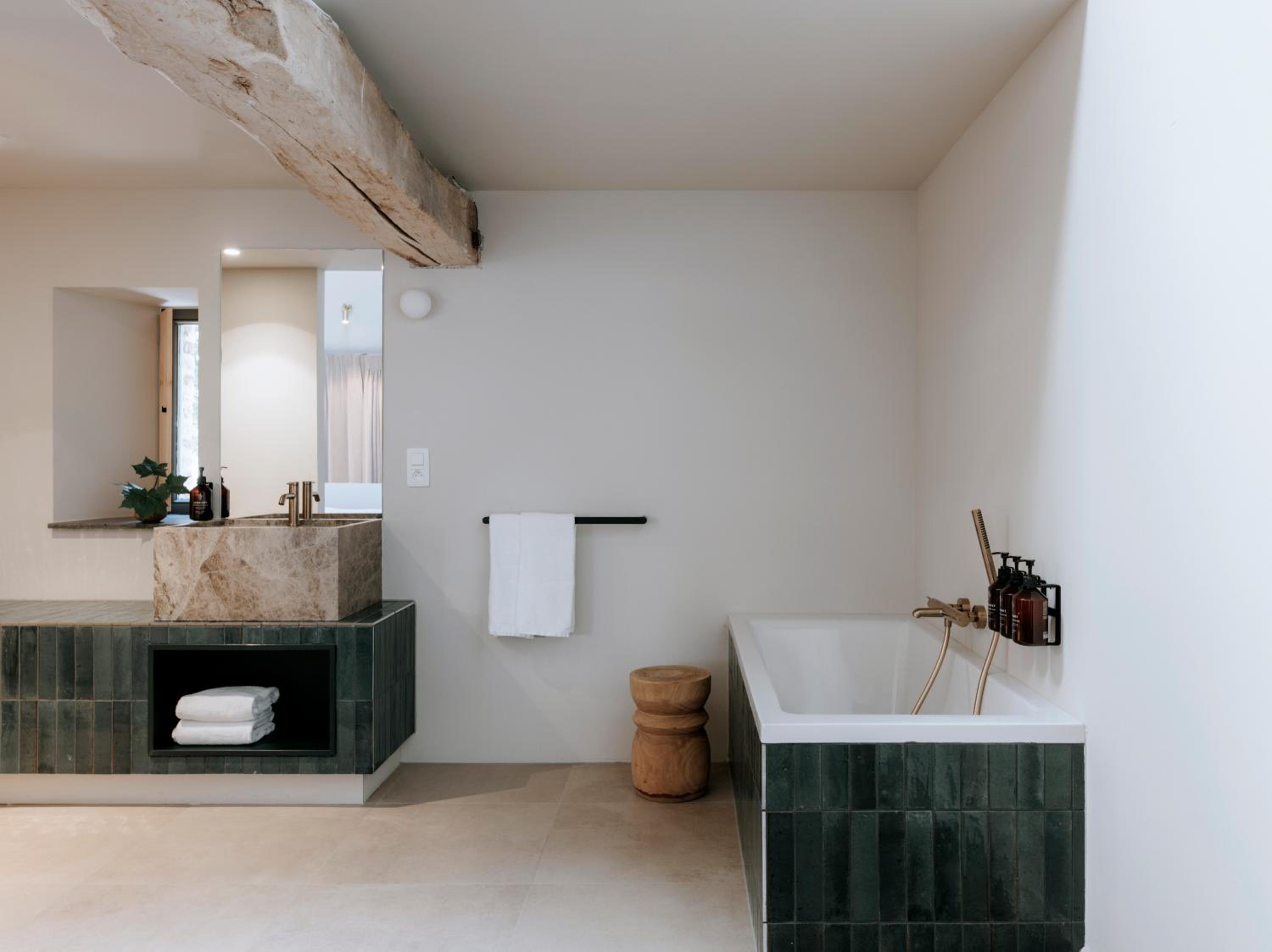 Estate Suite with Bath Tub photo 2