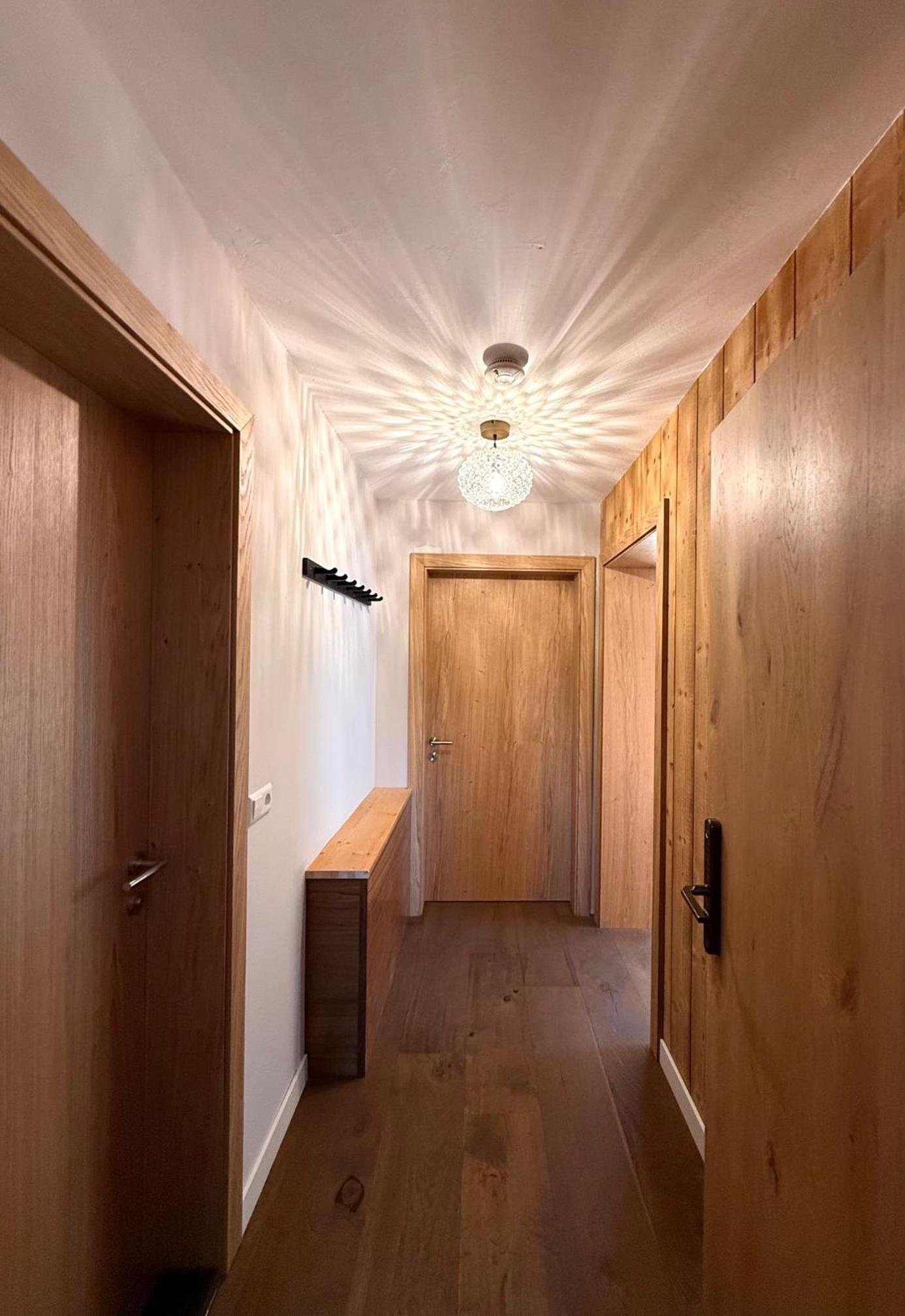 One-Bedroom Apartment with Balcony and Mountain View   photo 3