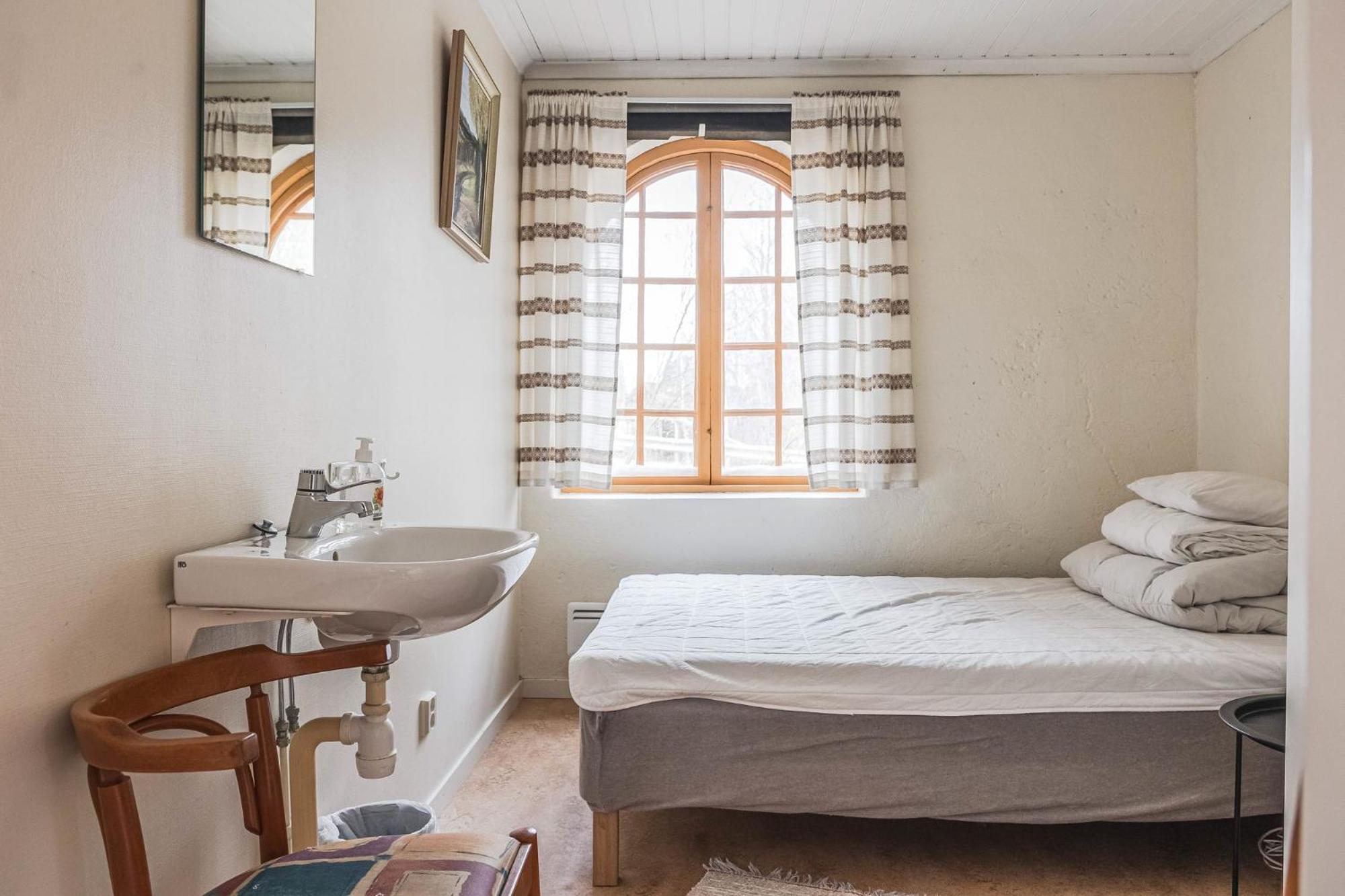 Single Room with Shared Shower and Toilet photo 3