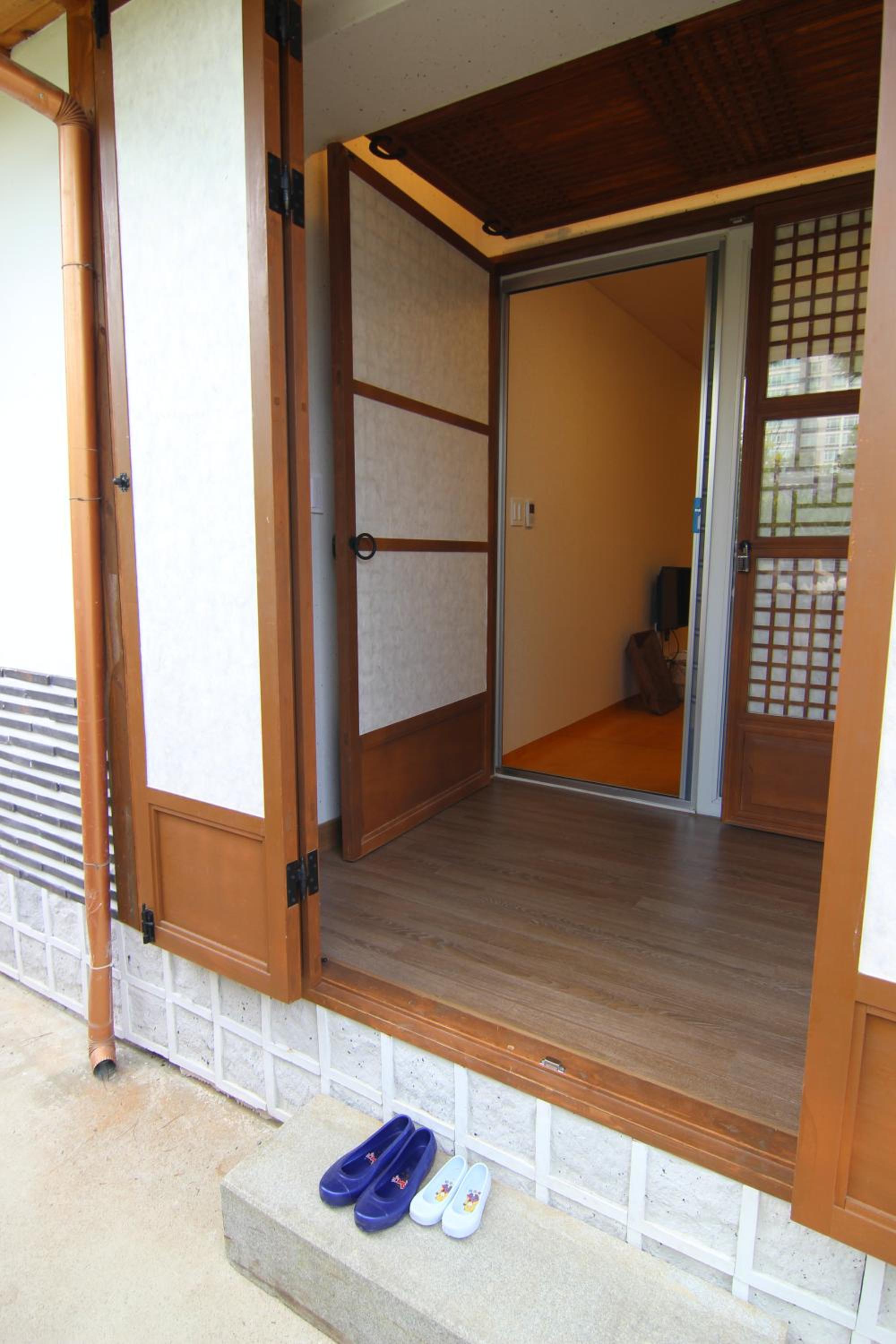 Family Room - Photo 6