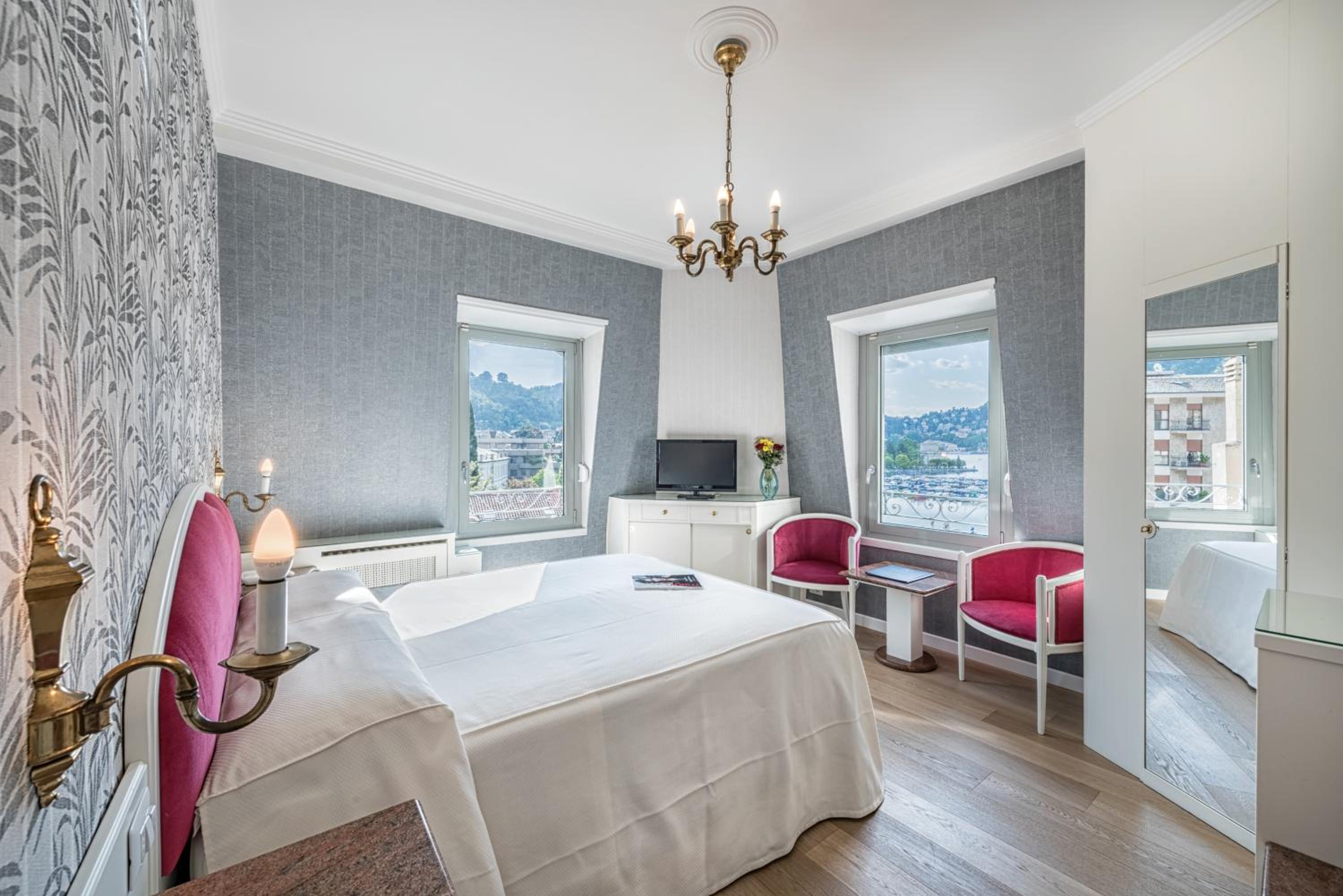 Superior Double or Twin Room with Lake View - Photo 13