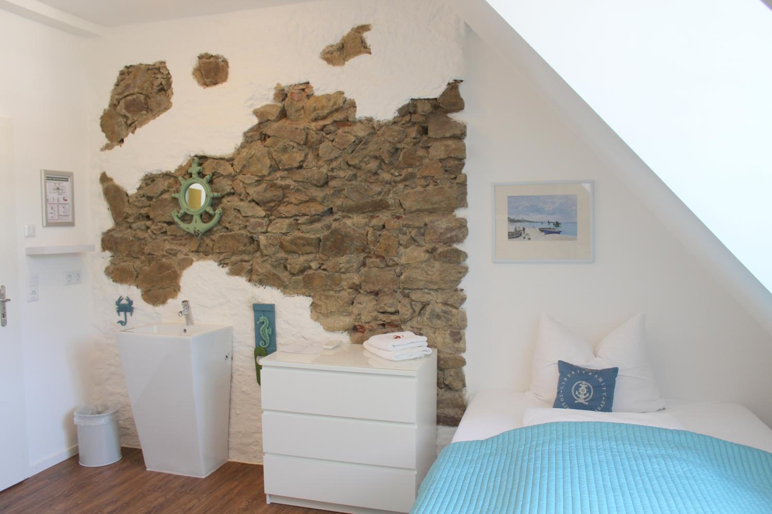 Standard Double Room - Photo 8