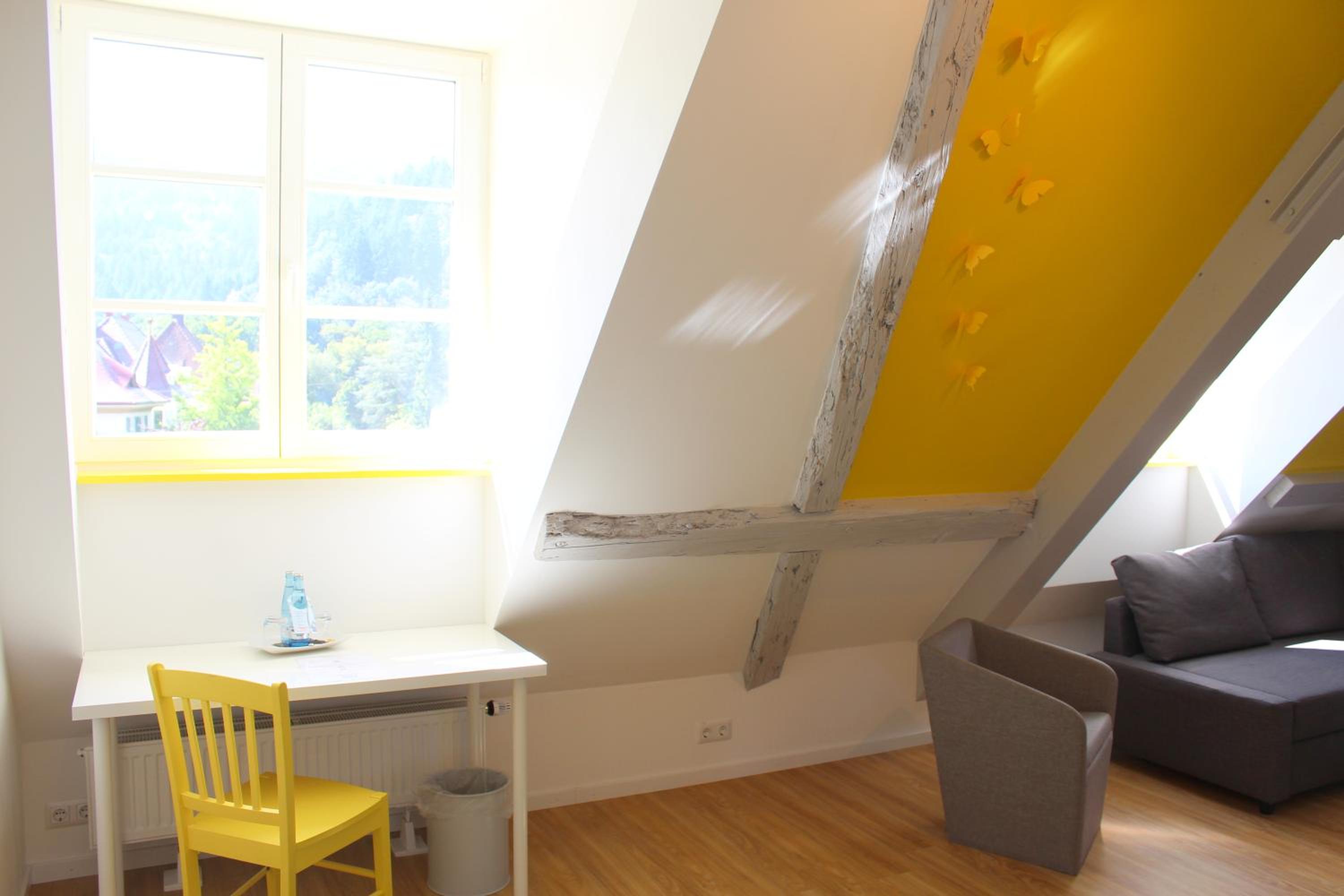 Familyroom with City View - Photo 2