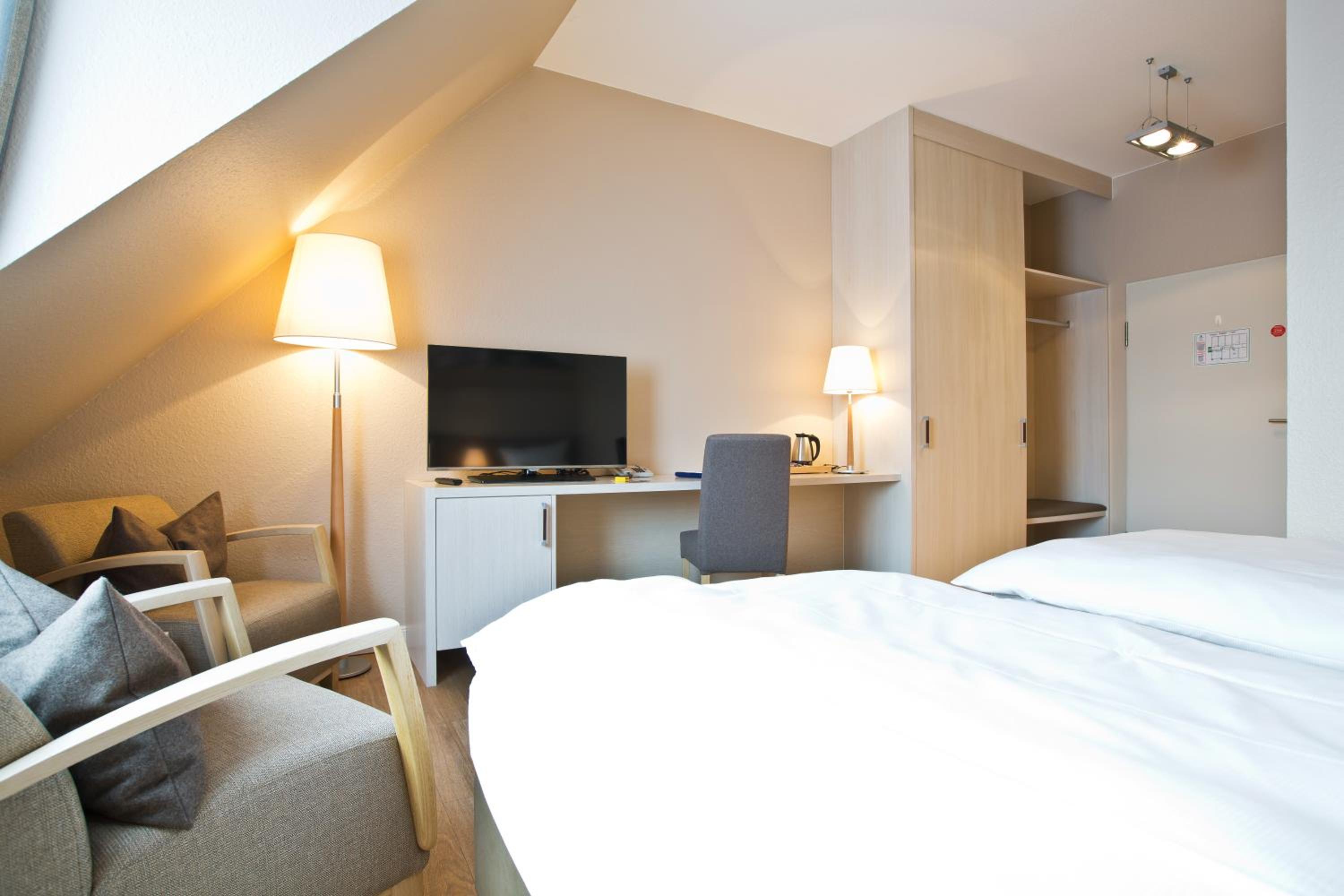Standard Double Room thumbnail 5
