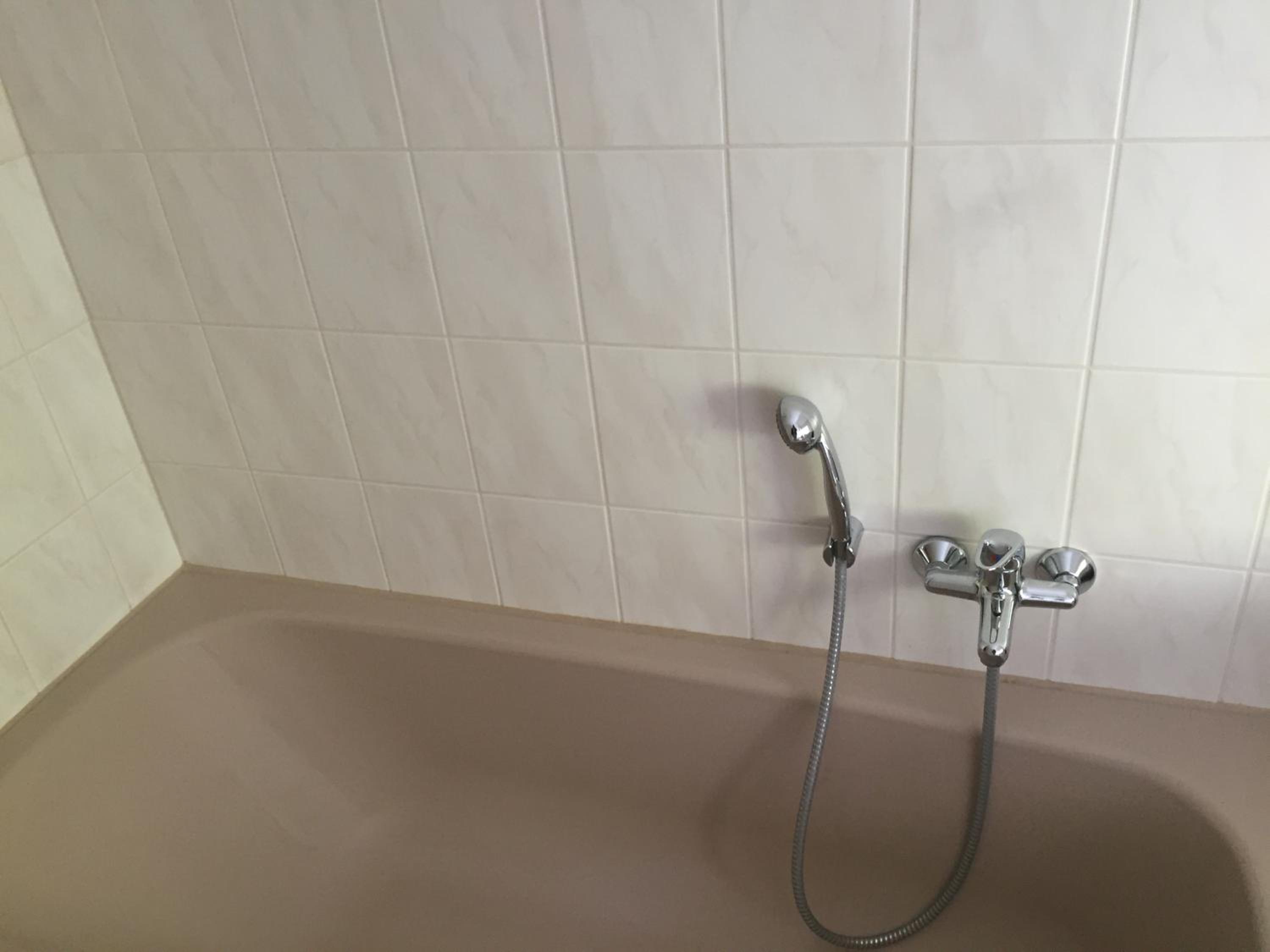 Apartment with Shower and Bath - Photo 8
