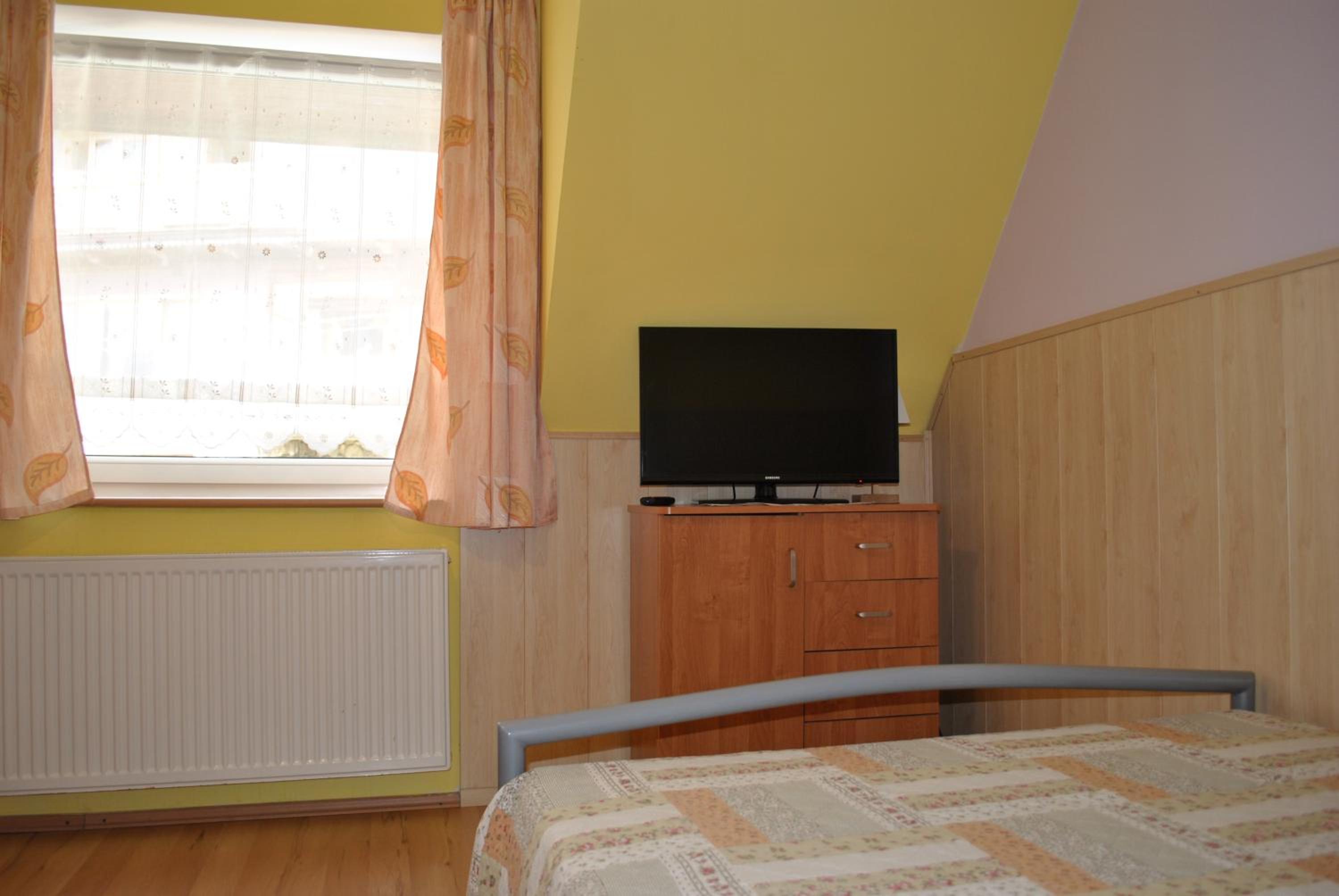 Double Room with Queen Bed - 10