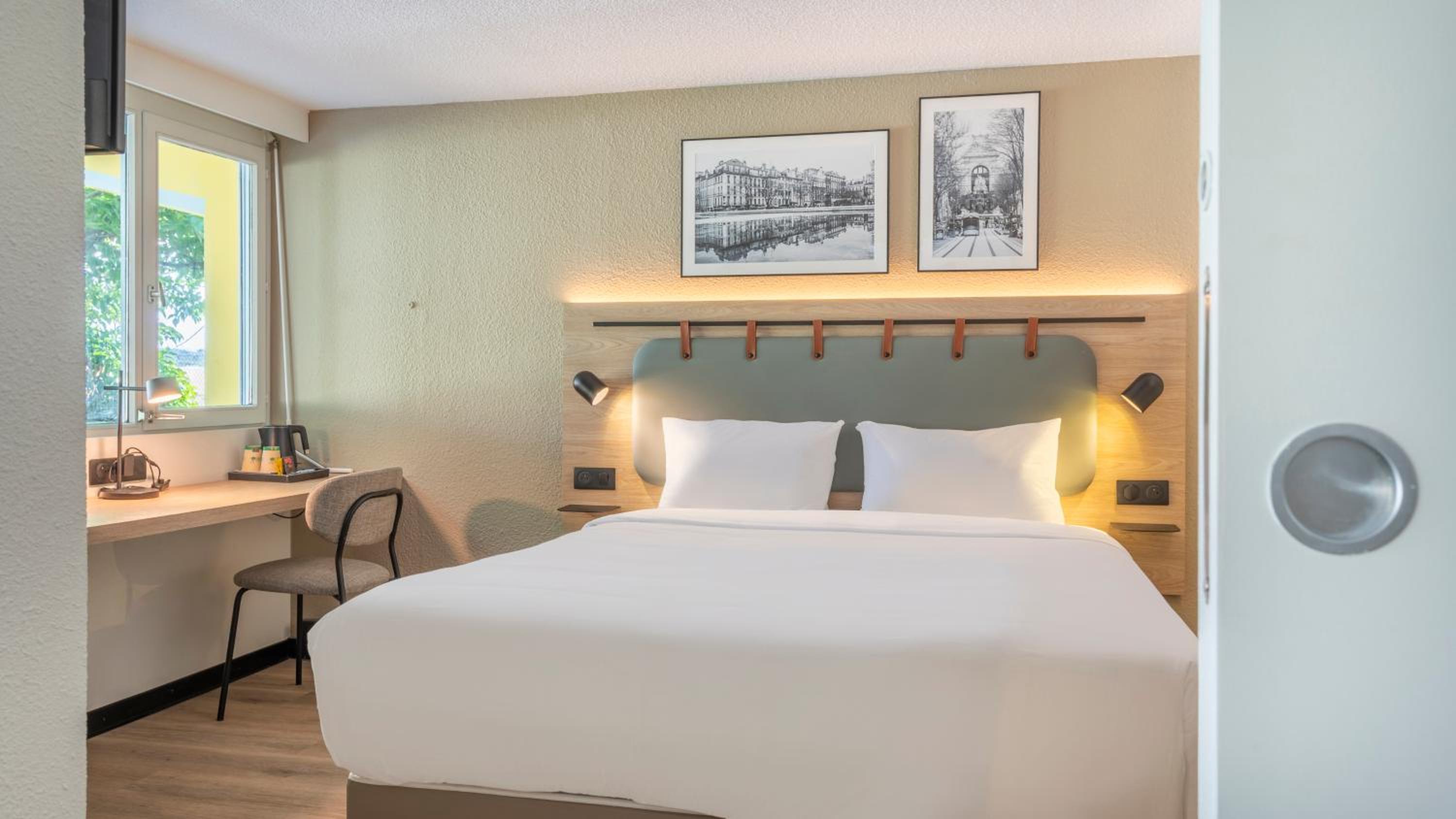 Superior Room - 1 King Bed 1 Double Sofa Bed - Photo 4