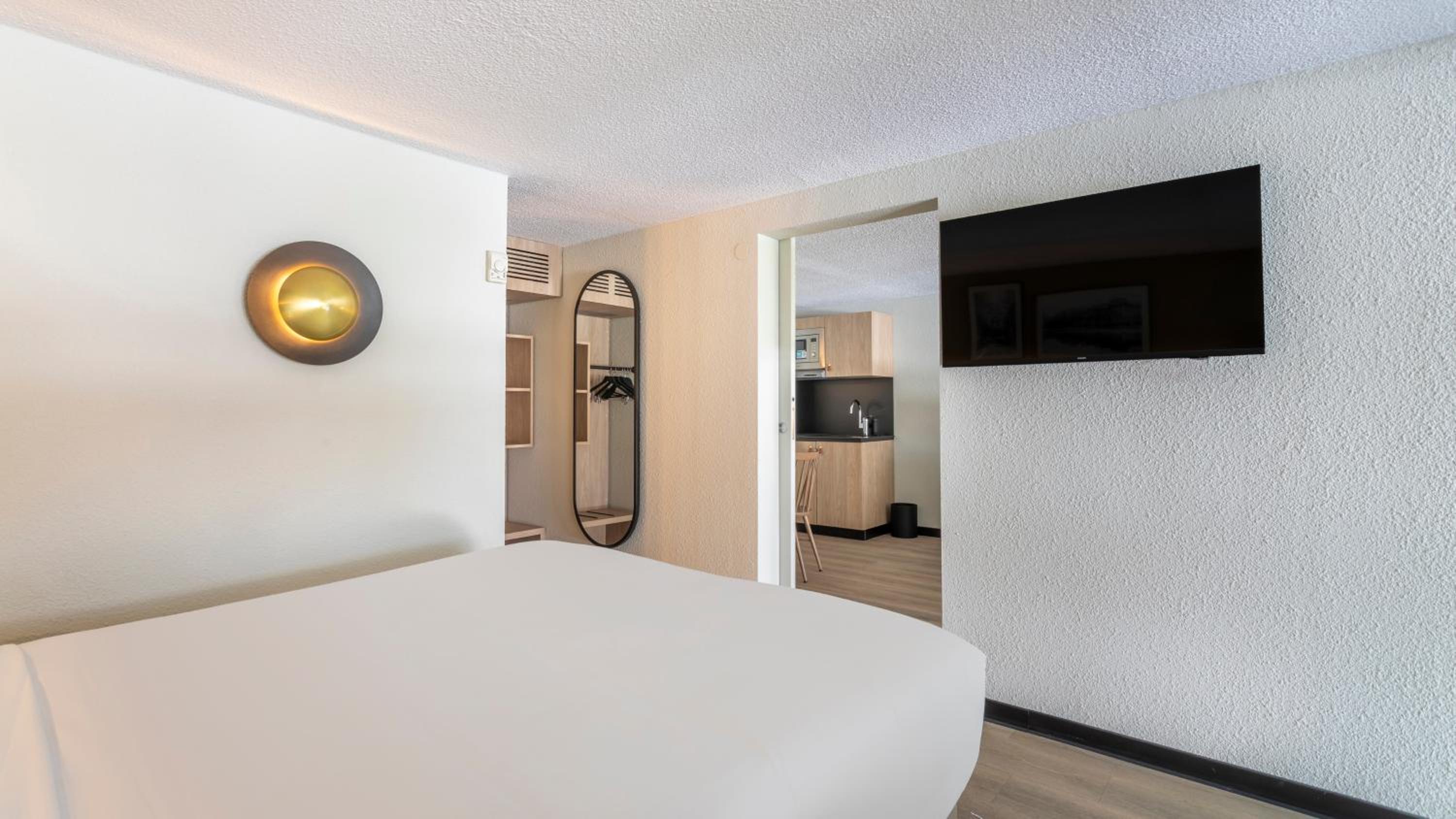 Superior Room - 1 King Bed 1 Double Sofa Bed - Photo 10