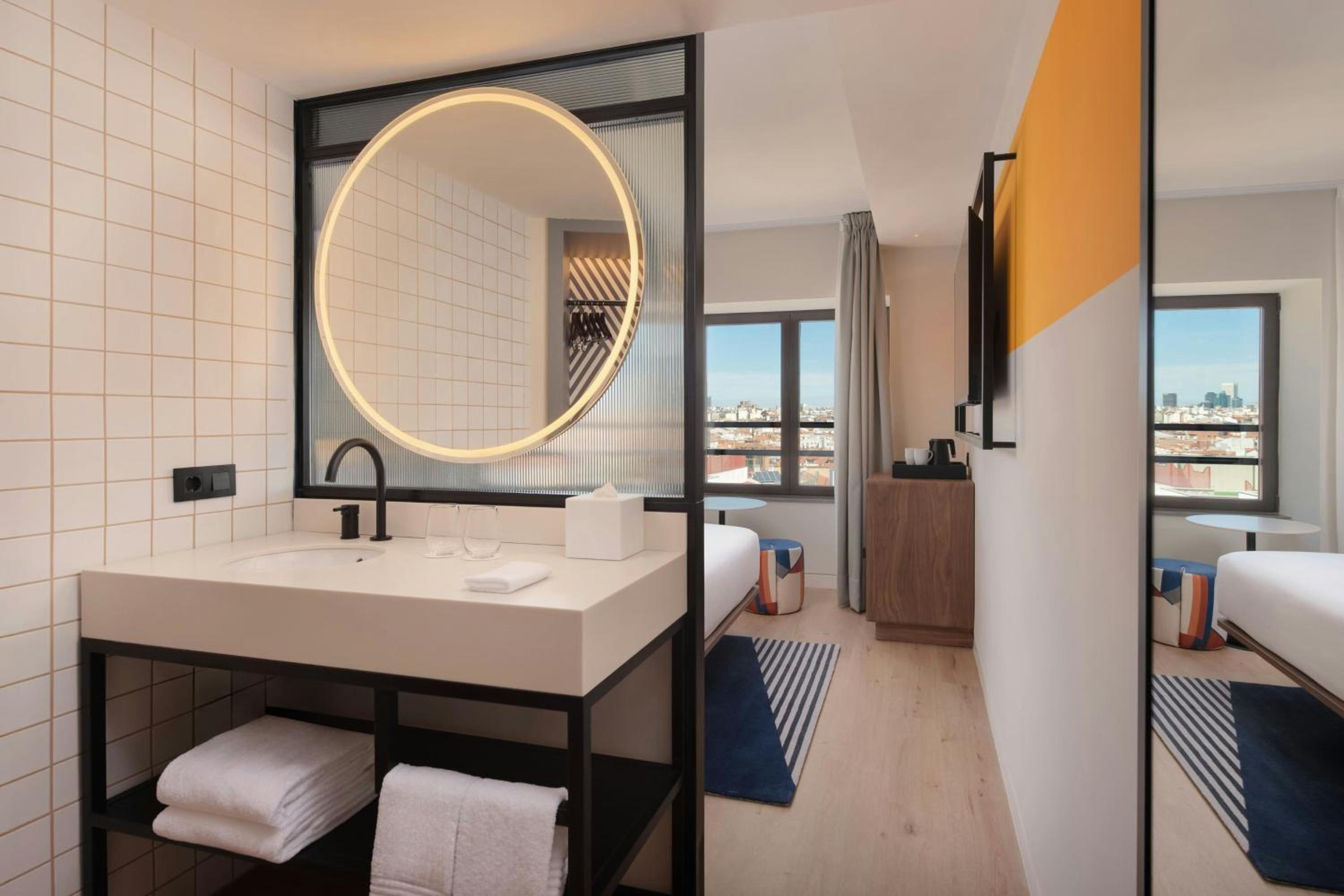Aloft Queen Room Gran Via View thumbnail 6