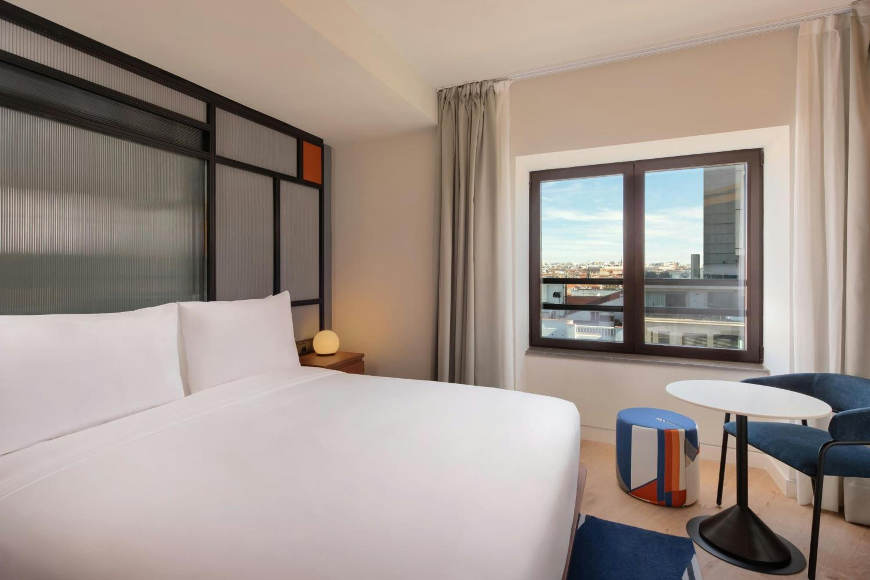Aloft King Room Gran Via View thumbnail 6