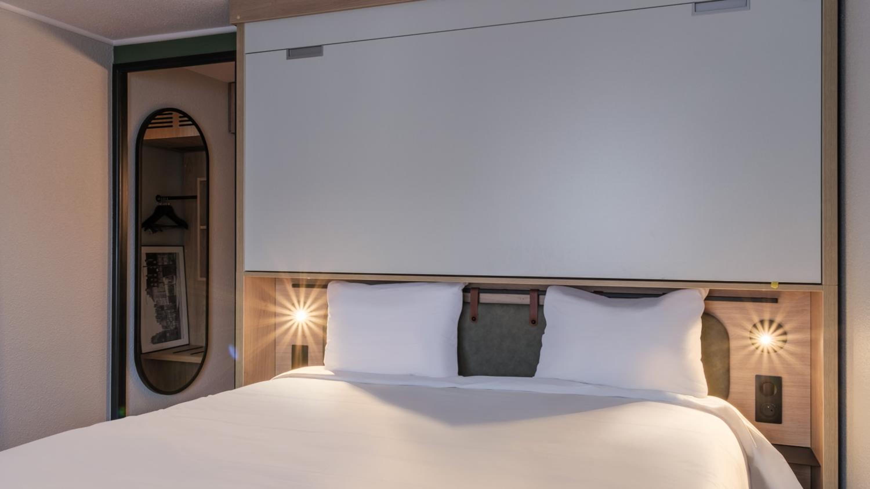 Standard Room - 1 Queen Bed 1 Bunk Bed - Photo 7