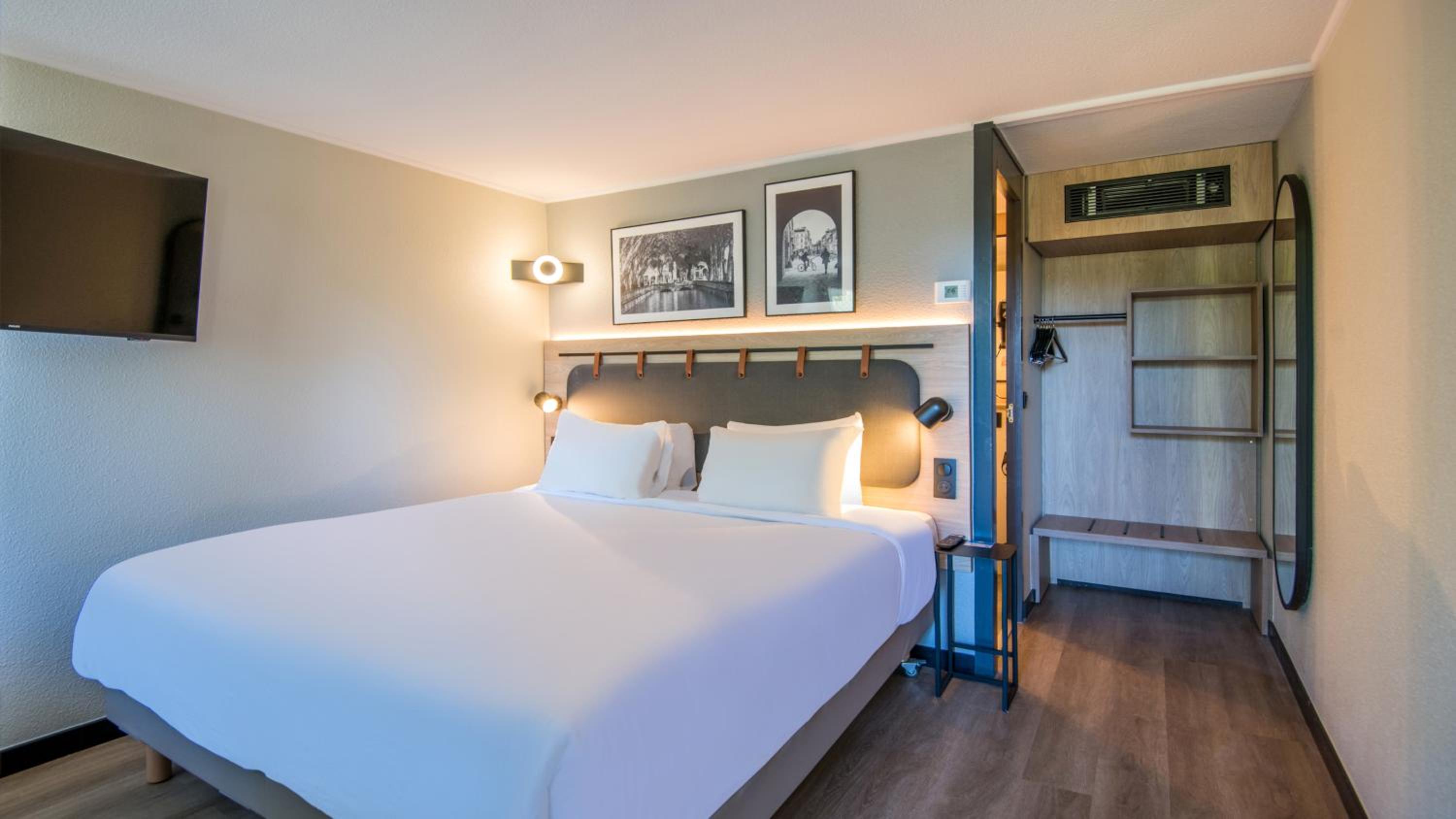 Superior Room - 1 King Bed - Photo 3
