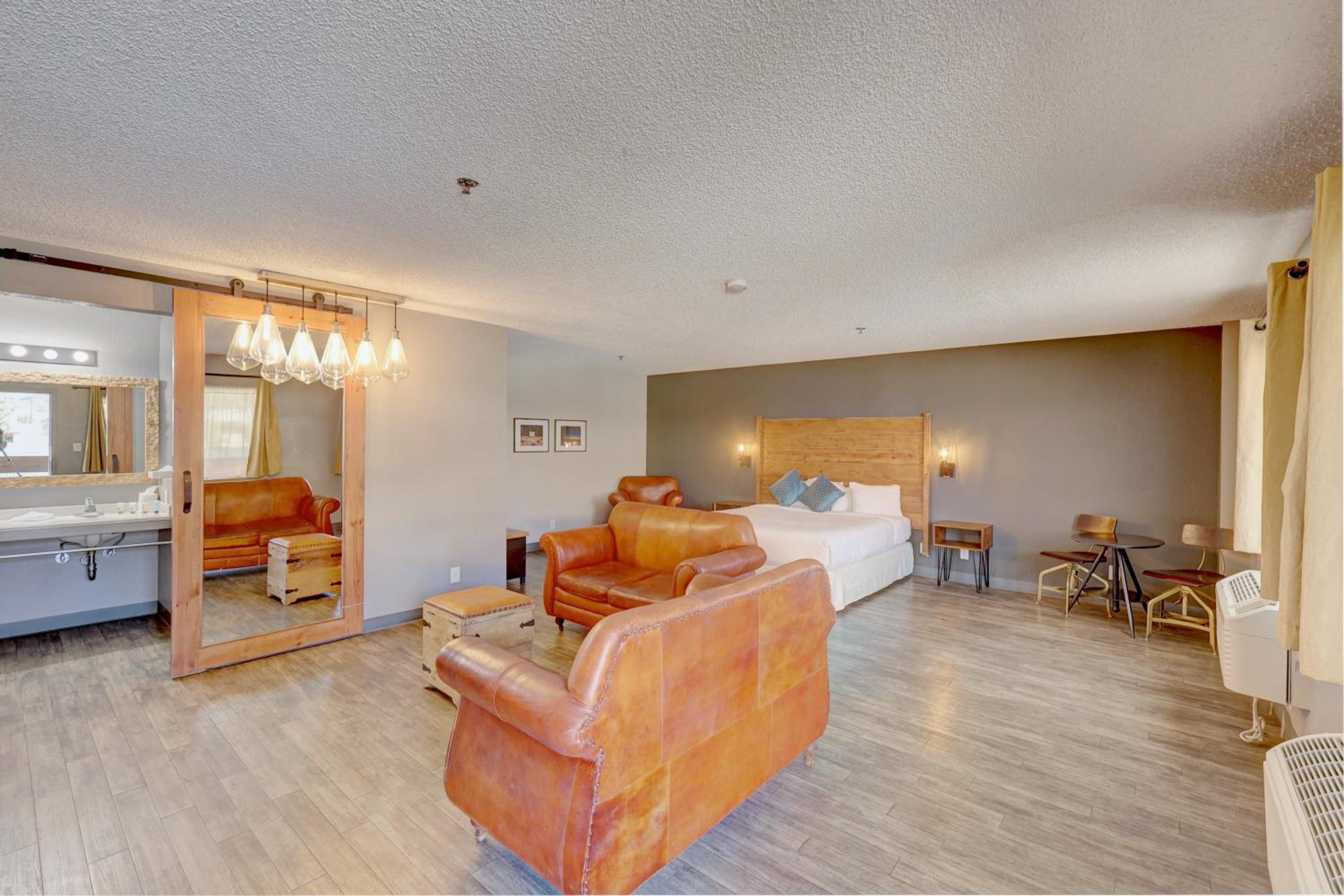 Deluxe King Suite photo 1