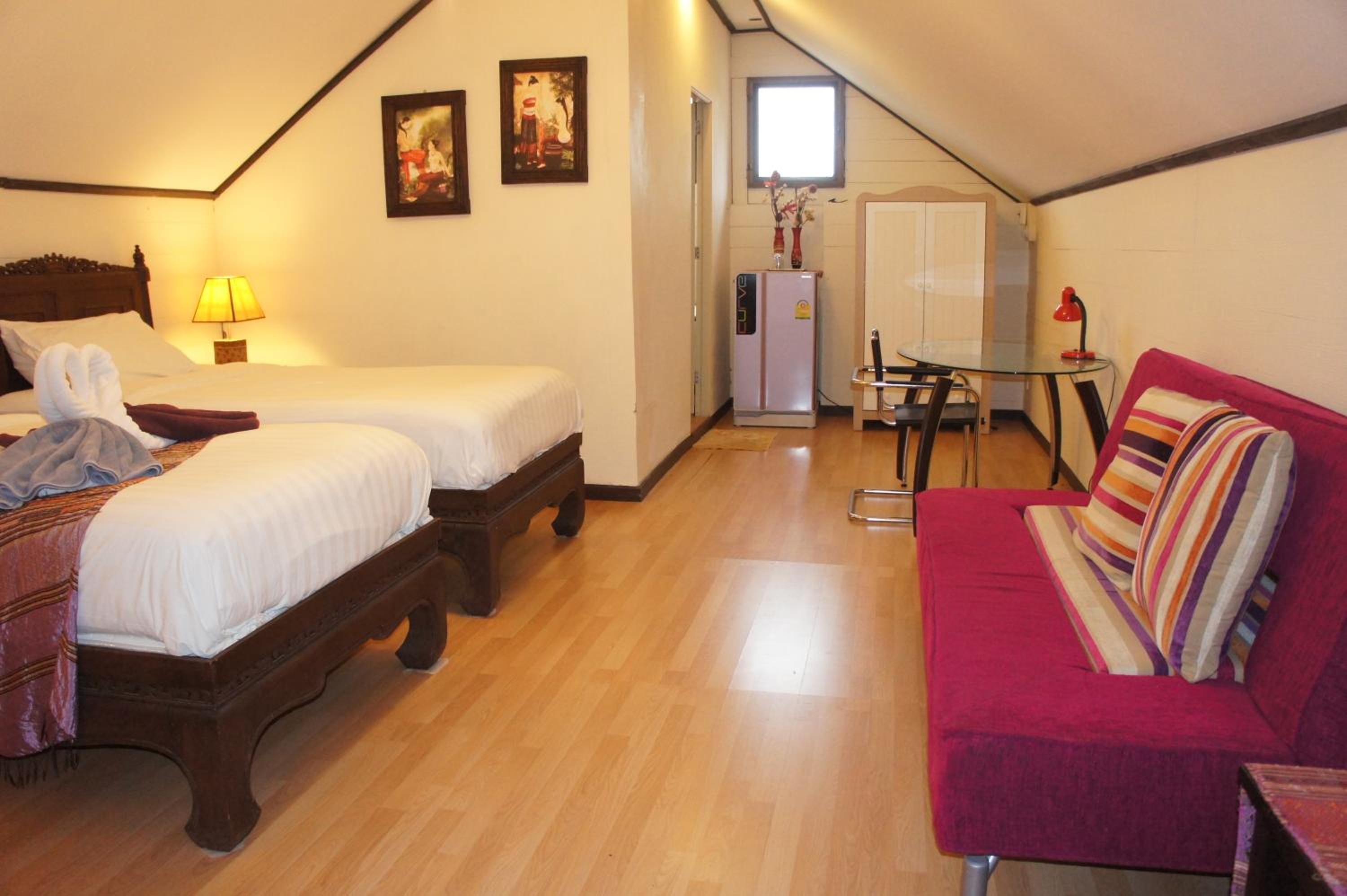 Twin Room with Private Bathroom - Photo 6