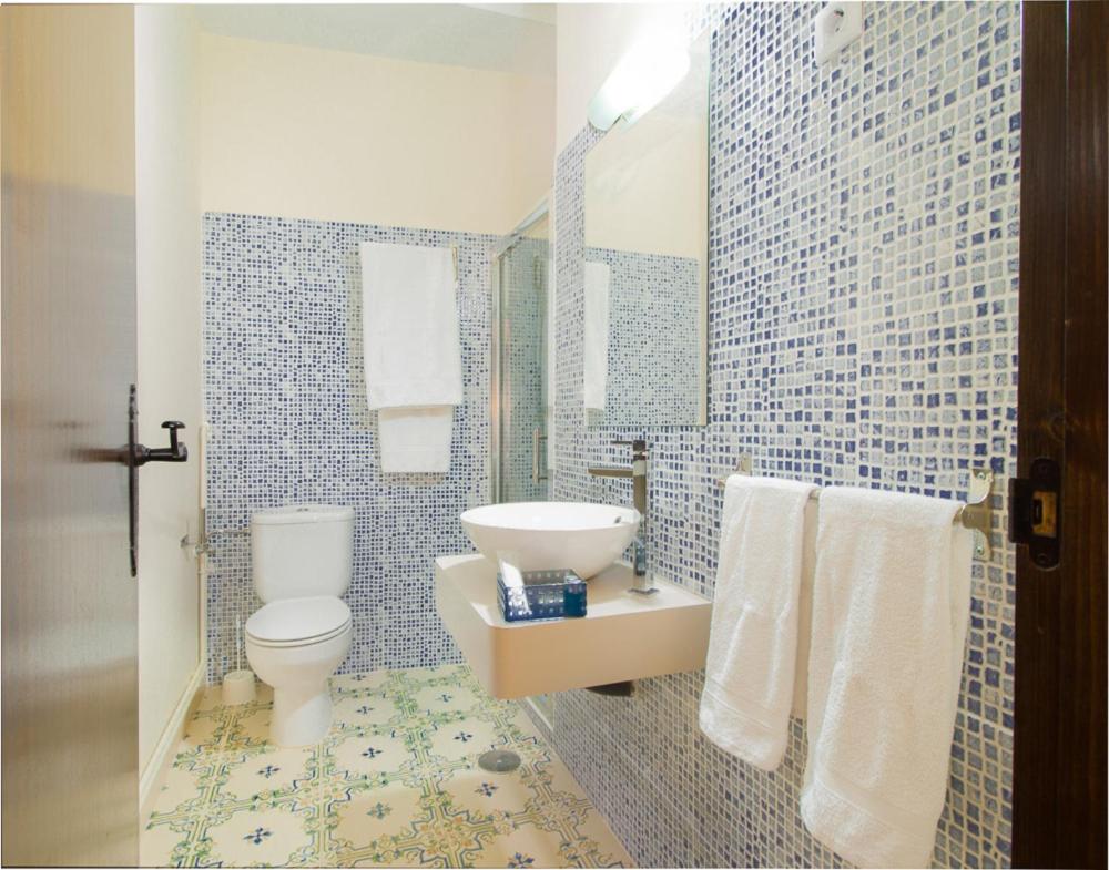 Twin Room with Private Bathroom photo 3