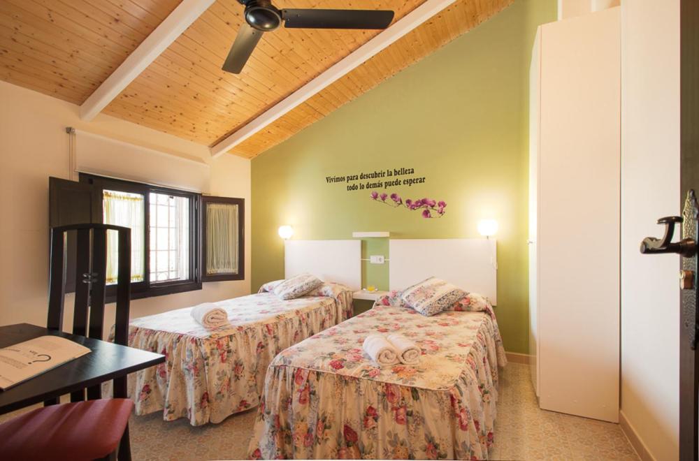 Twin Room with Private Bathroom photo 2