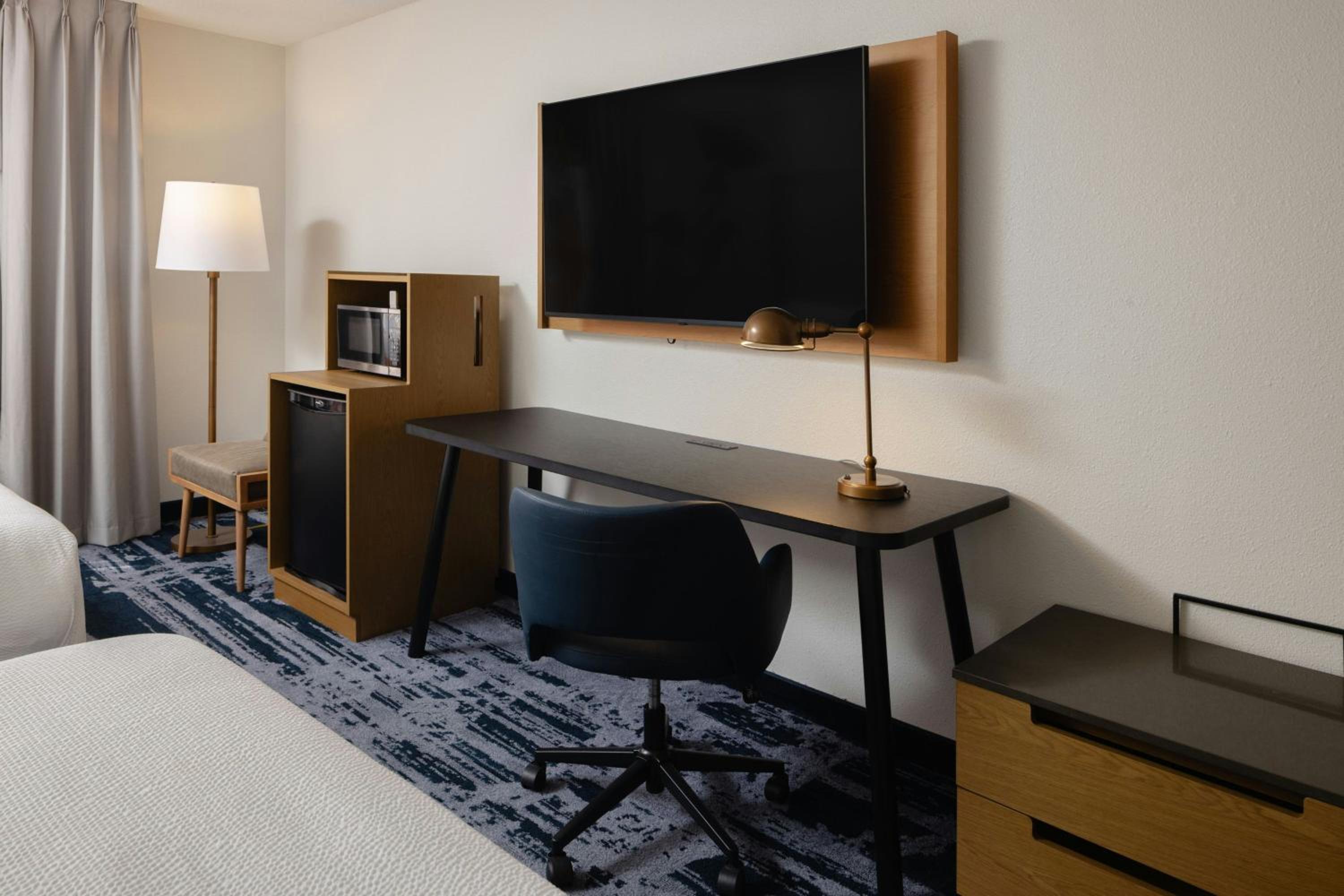 Queen Room with Two Queen Beds and Adapted Tub - Mobility and Hearing Accessible - Photo 2