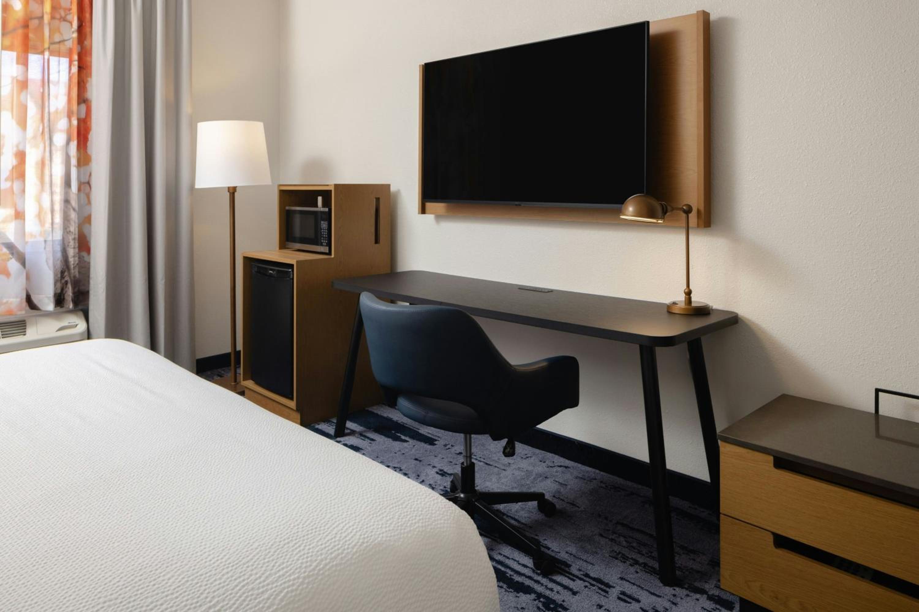 King Room with Transfer Shower - Mobility and Hearing Accessible - Photo 2