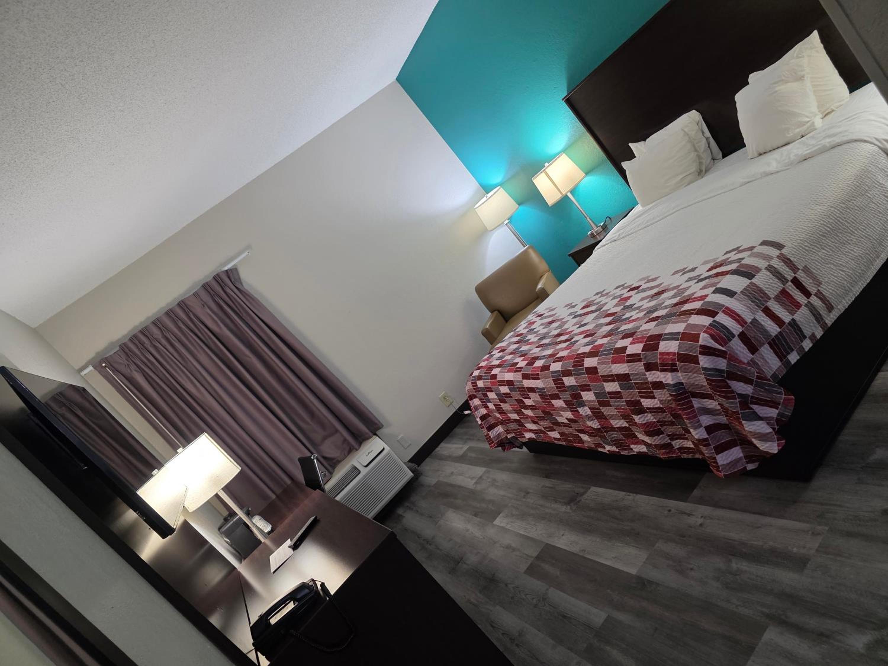 1 King Bed photo 3