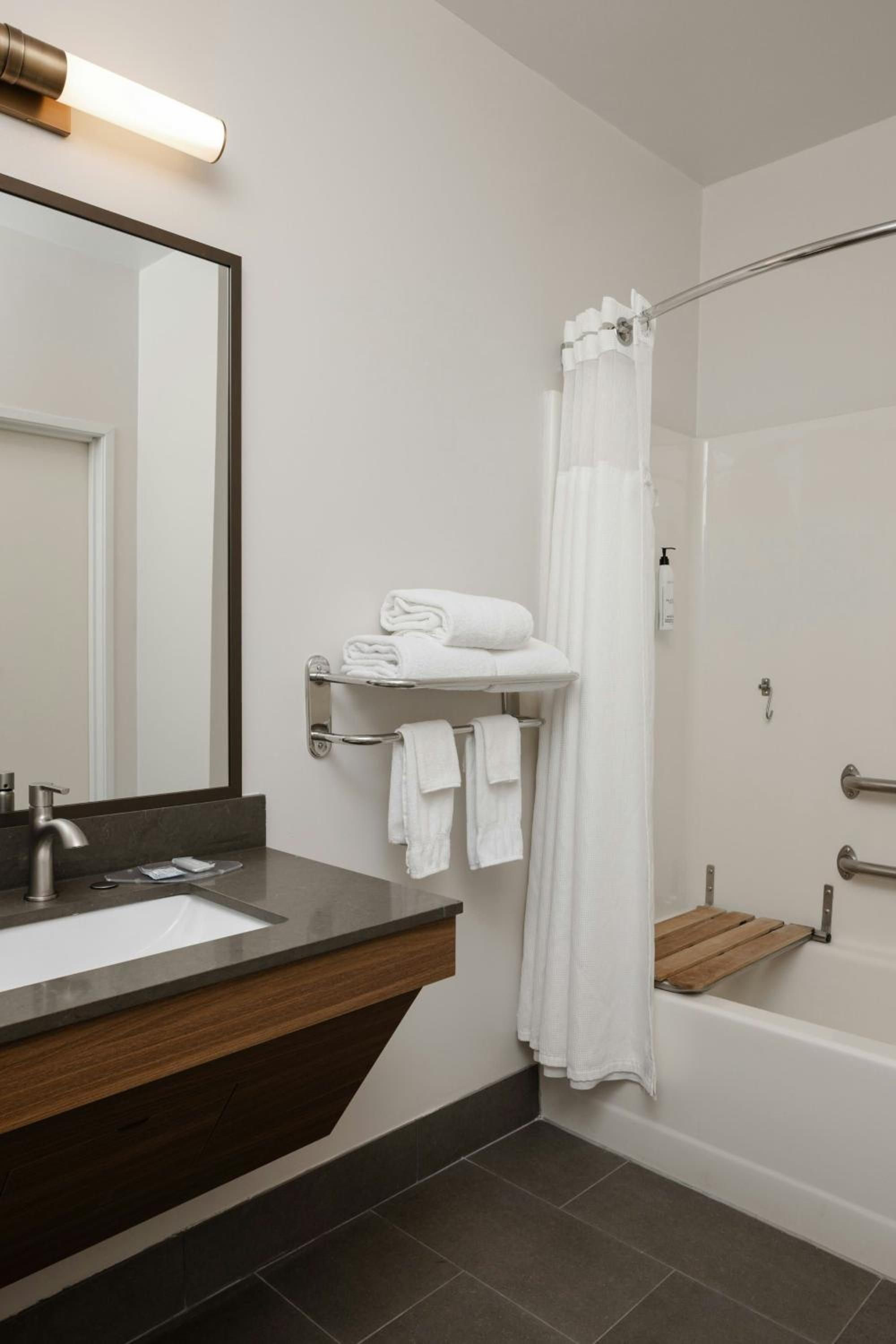 King Room with Transfer Shower - Mobility and Hearing Accessible - Photo 5