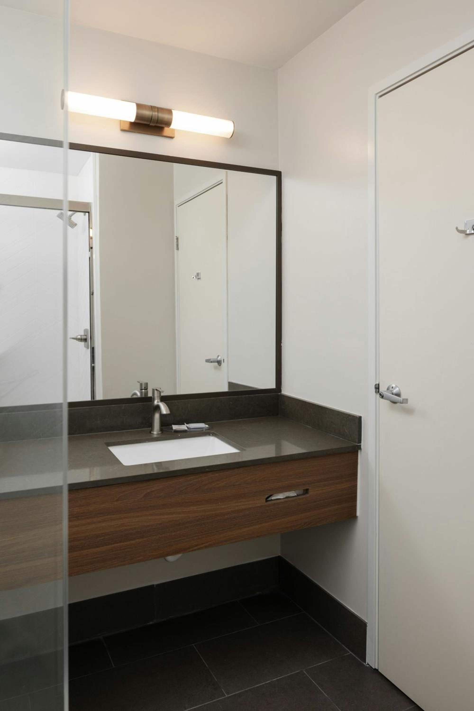 Queen Room with Two Queen Beds and Adapted Tub - Mobility and Hearing Accessible - Photo 3