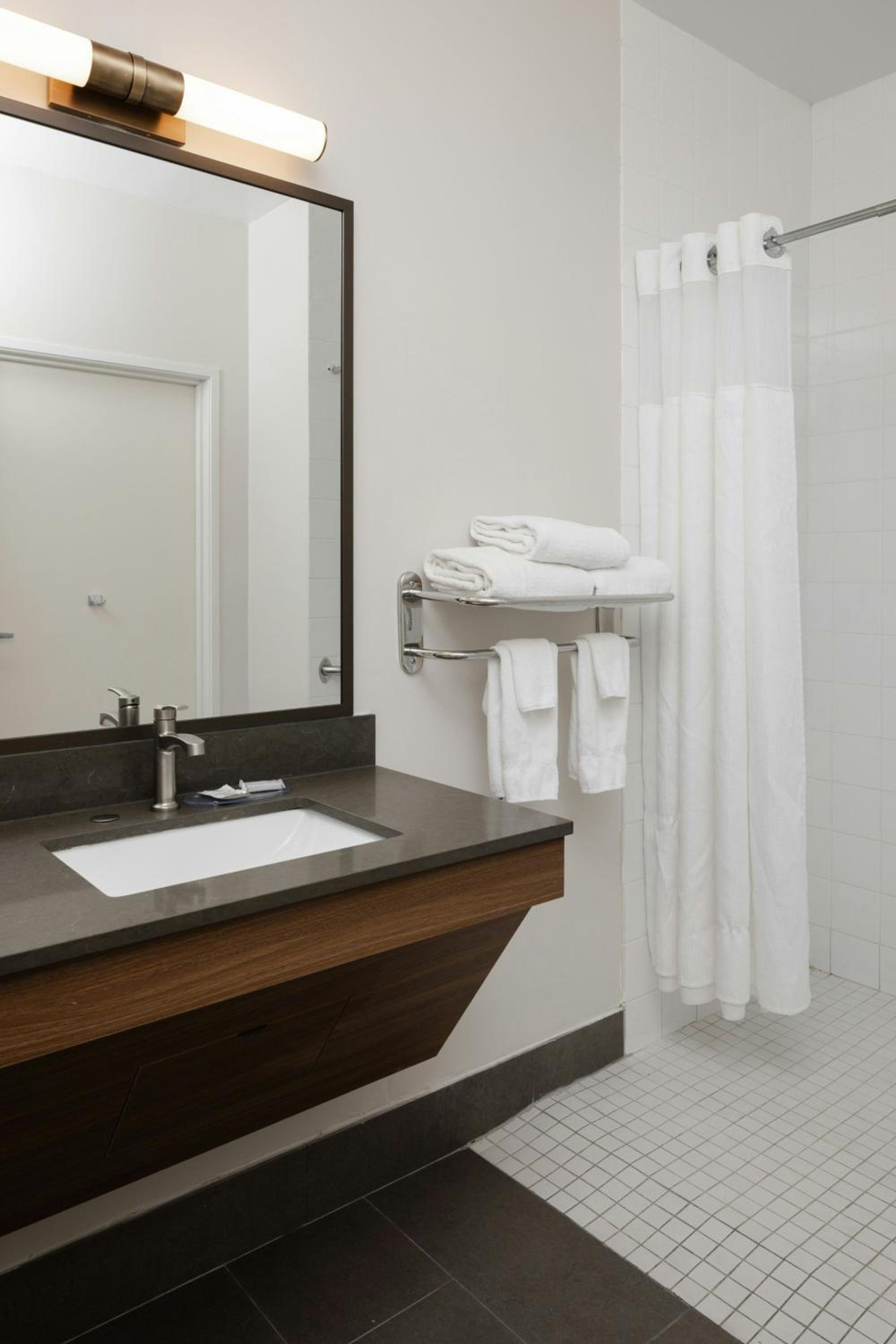 King Room with Transfer Shower - Mobility and Hearing Accessible - Photo 3