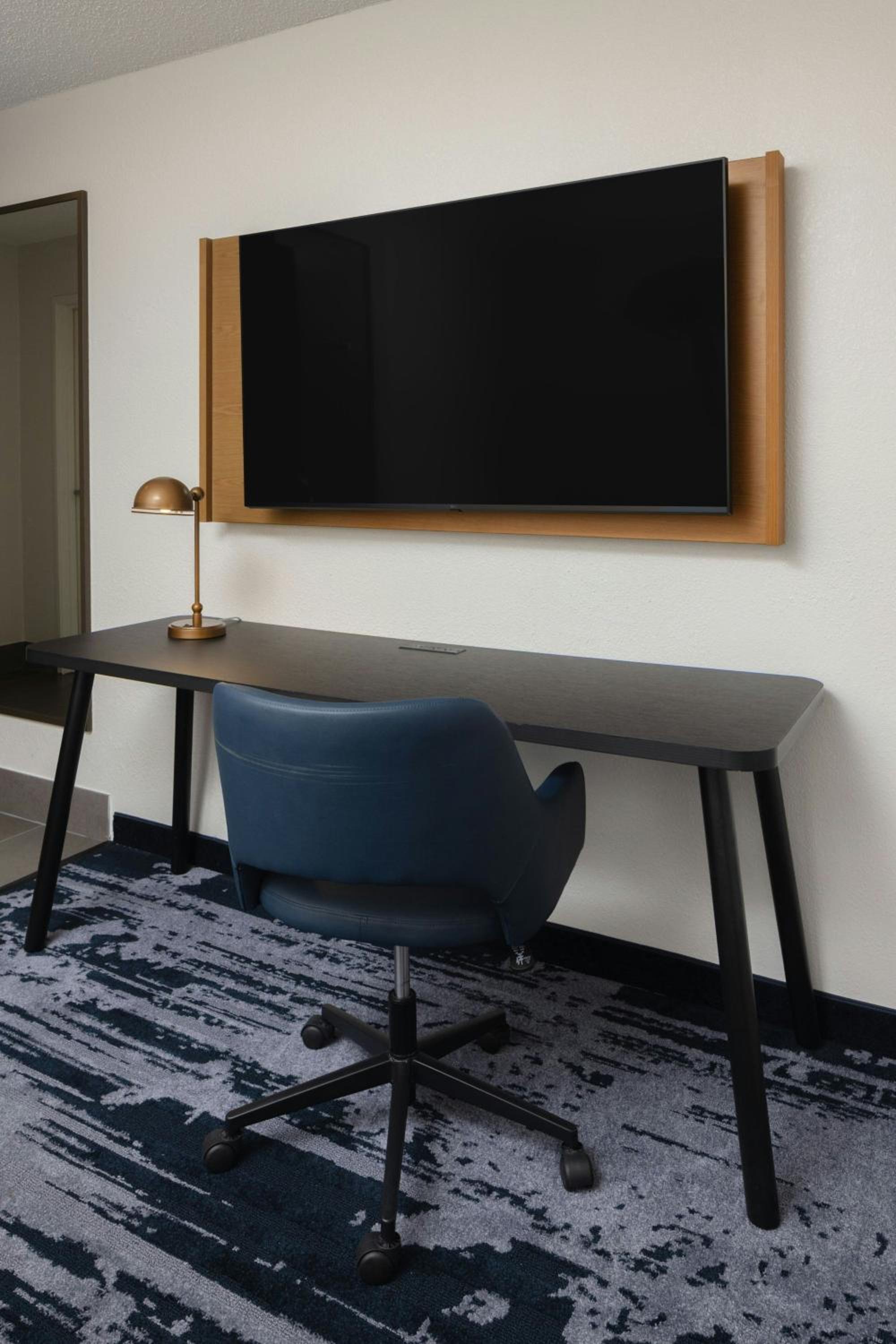 Executive King Suite with Sofa Bed and Tub - Mobility/Hearing Accessible - Photo 3