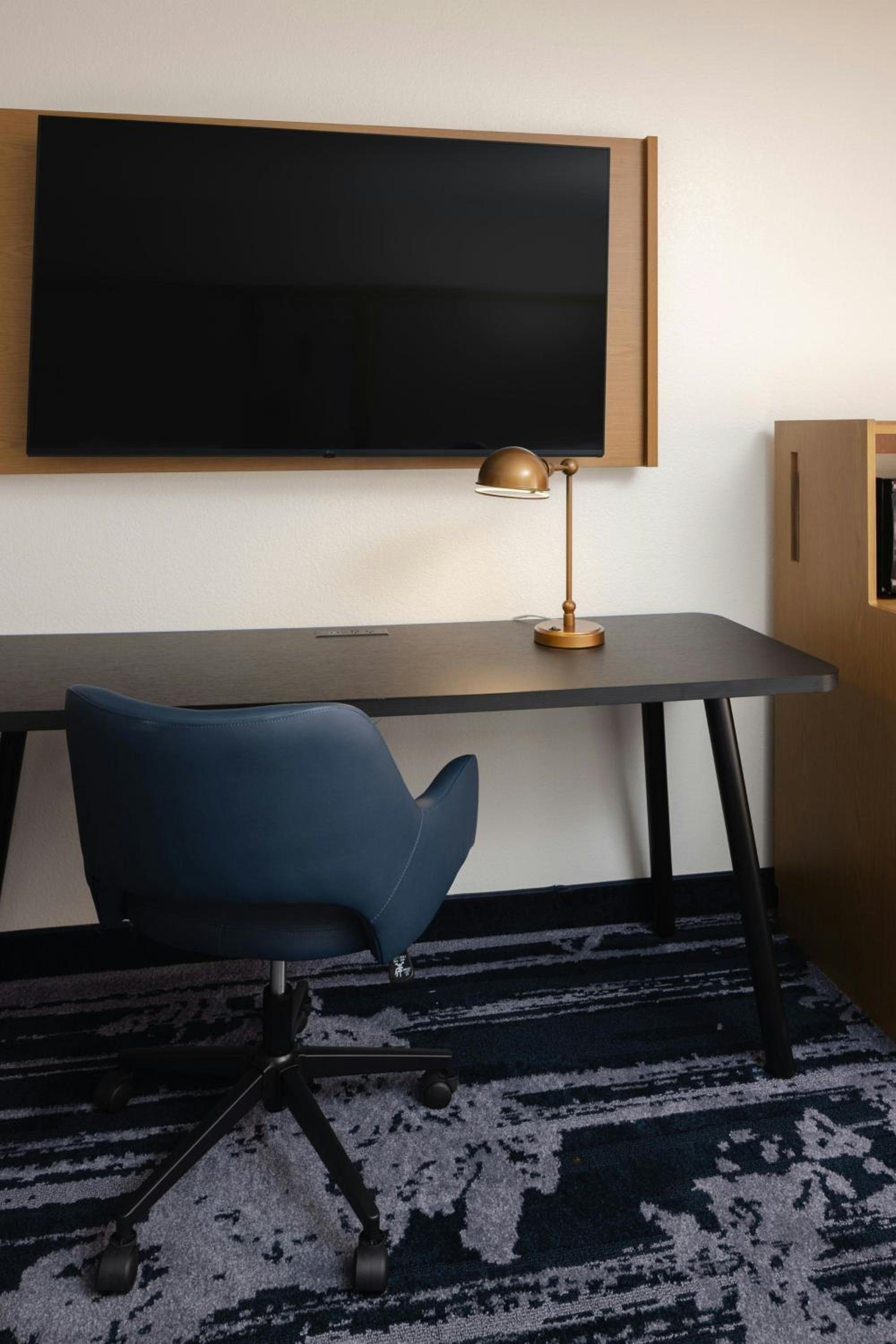 King Room with Sofa Bed - Hearing Accessible - Photo 3