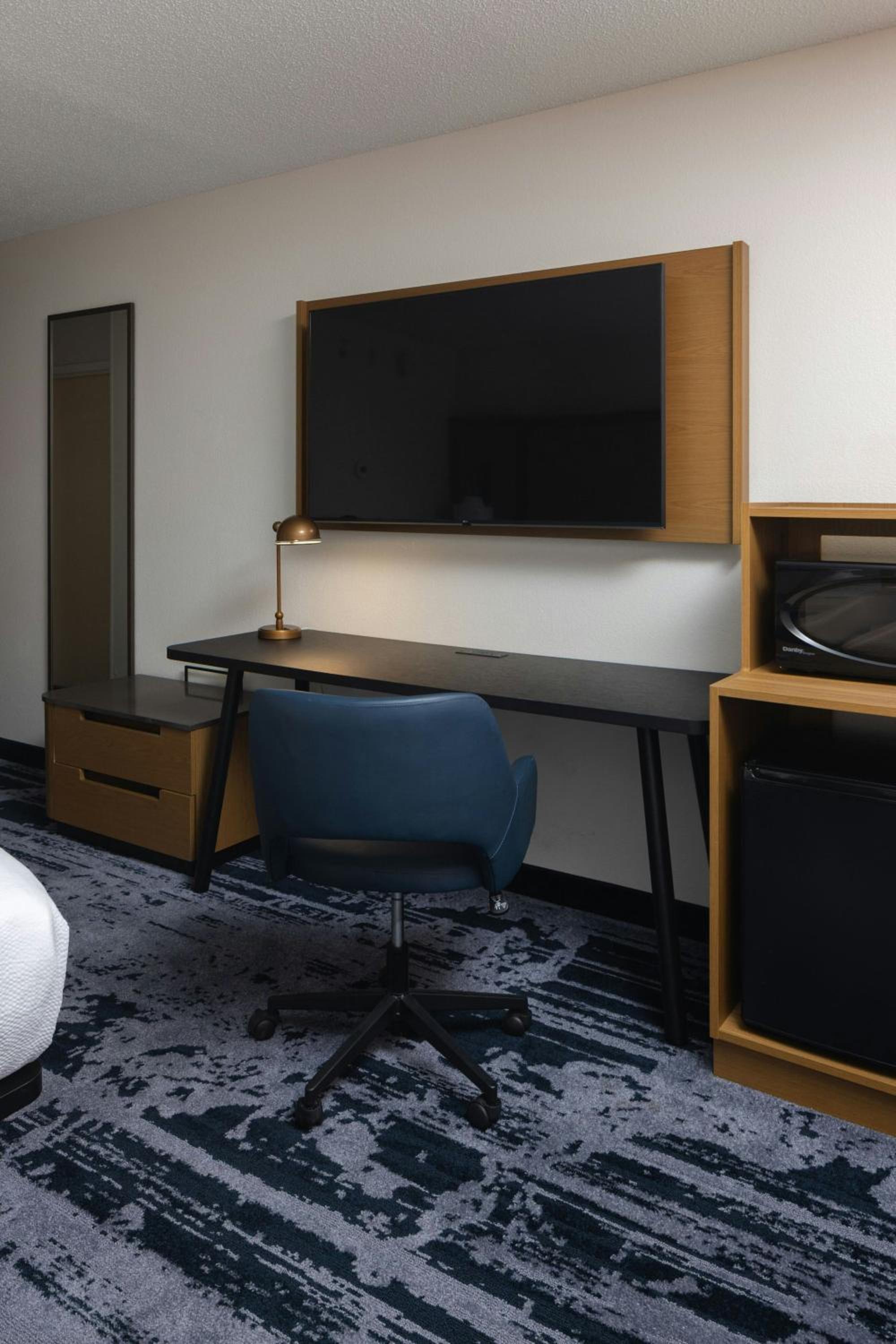 King Room with Sofa Bed - Hearing Accessible - Photo 2