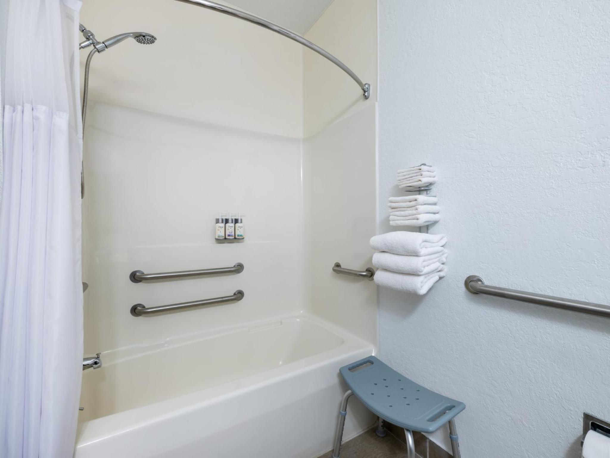 Standard Queen Room with Two Queen Beds and Tub - Mobility/Communications Accessible photo 3