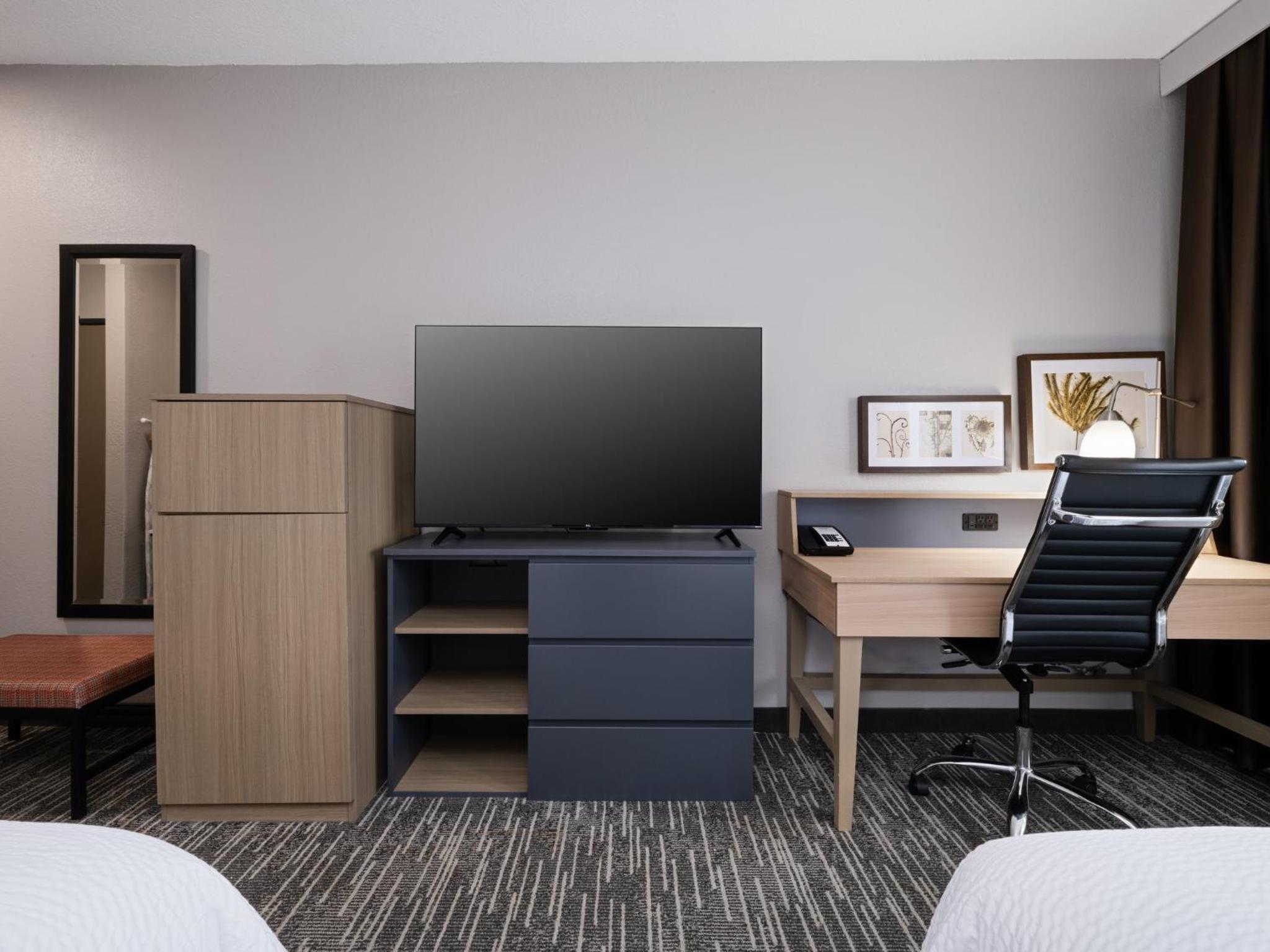 Standard Queen Room with Two Queen Beds and Tub - Mobility/Communications Accessible photo 2