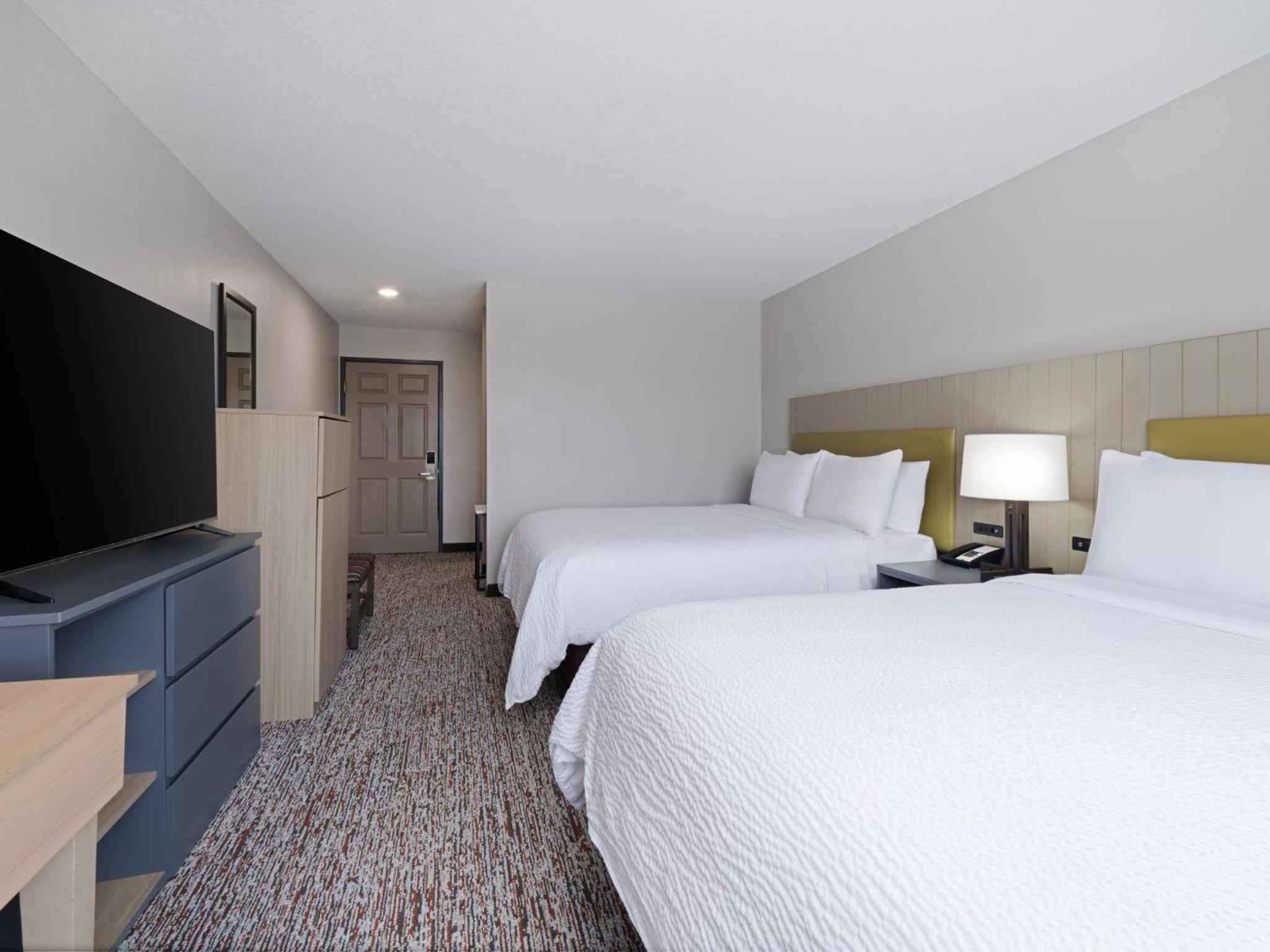 Standard Room with Two Queen Beds photo 1