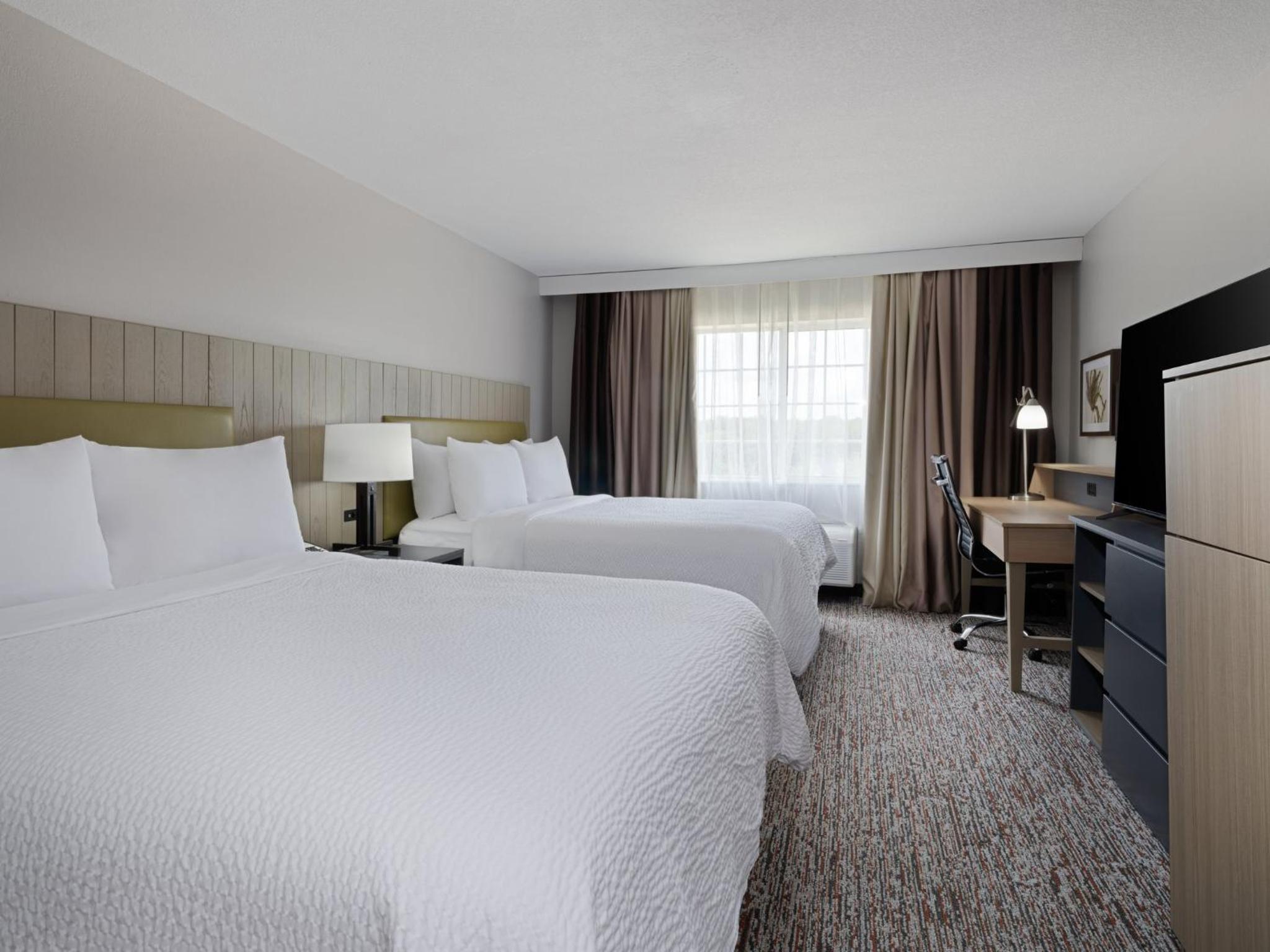 Standard Room with Two Queen Beds photo 2