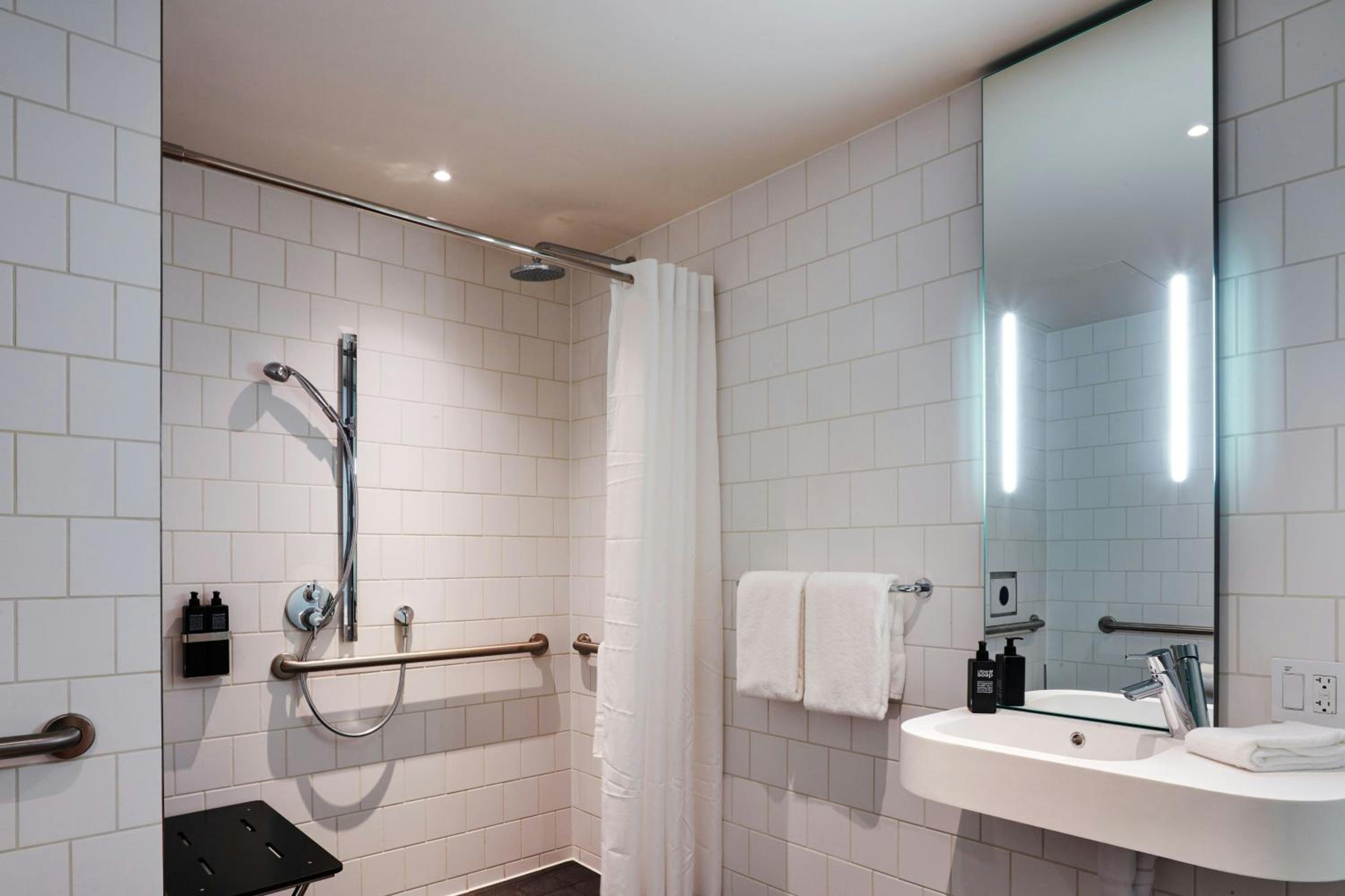 King Room - Accessible - Photo 8