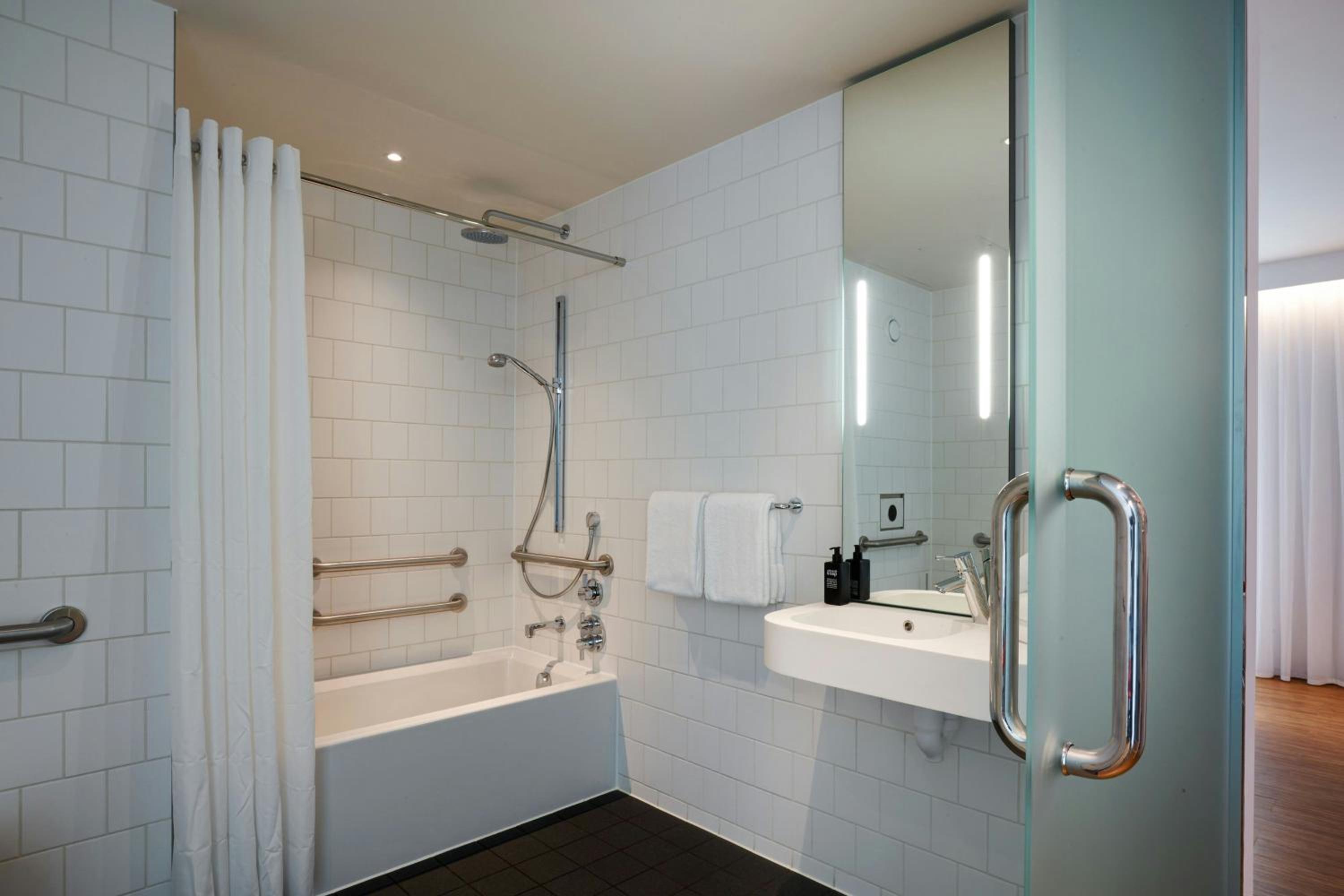 King Room - Accessible - Photo 7