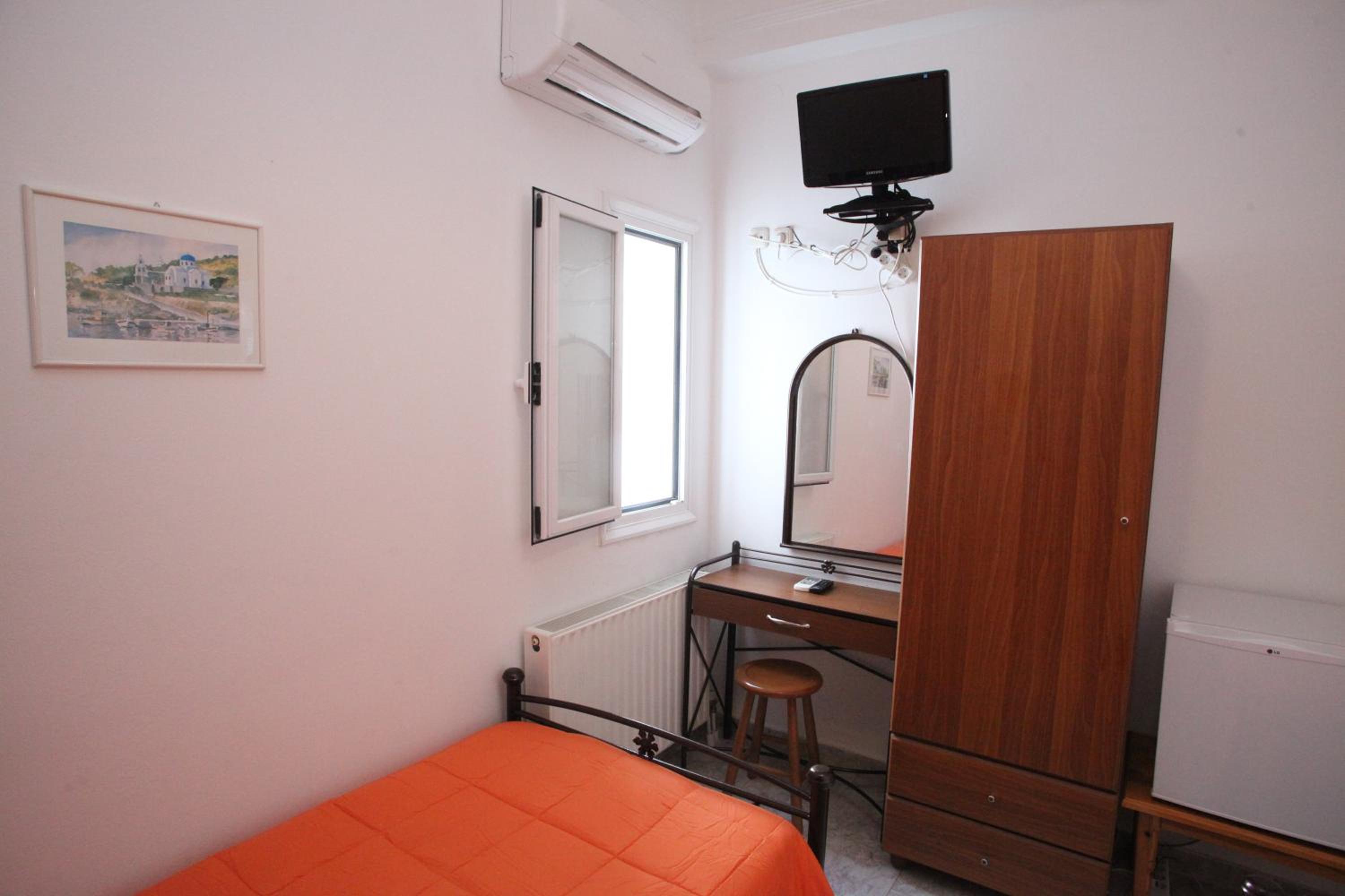 Basic Twin Room with Shared Kitchen photo 1